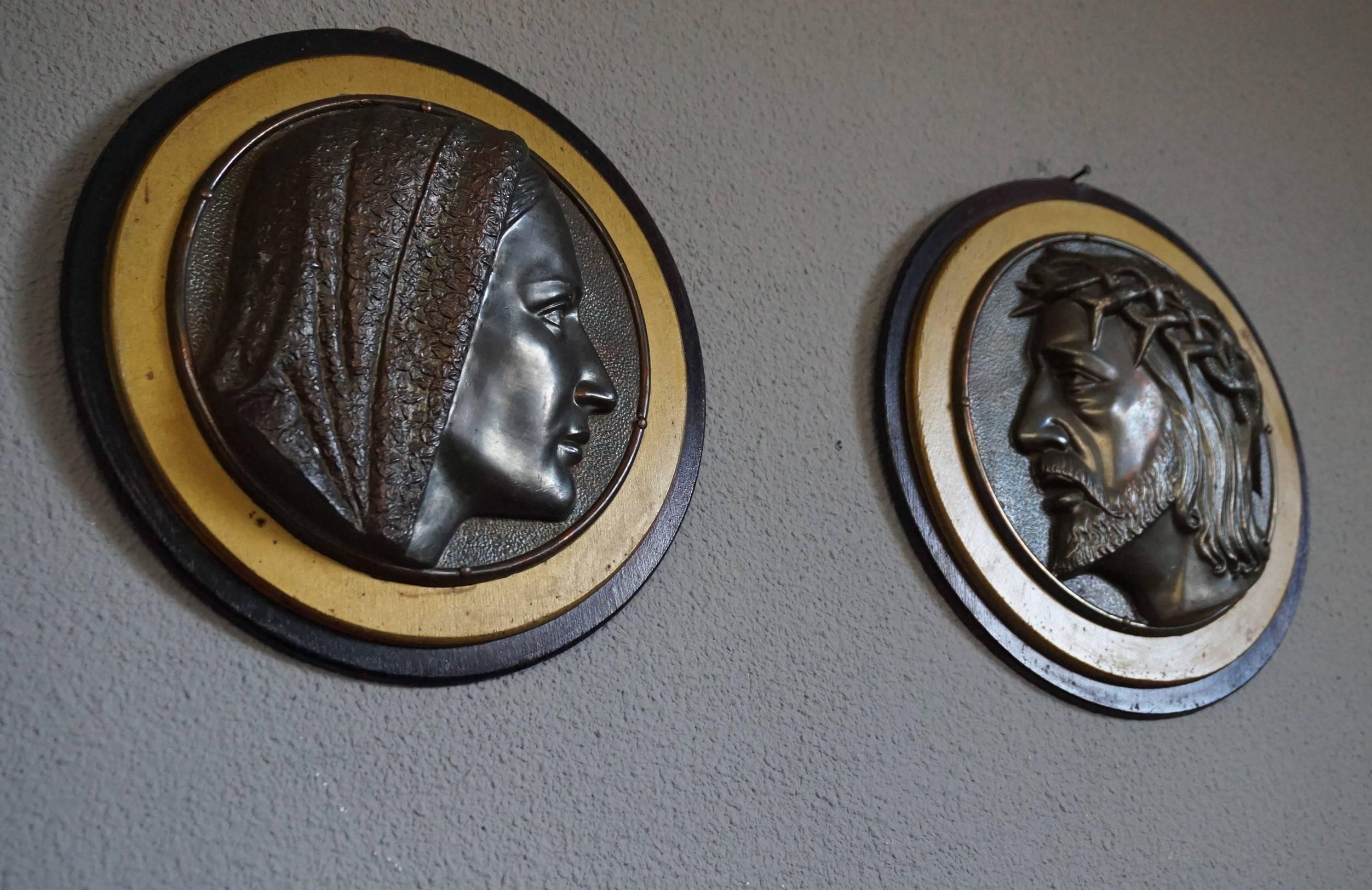 Paire de sculptures du Christ et de Maria marquées d'une auréole dorée.

Cette paire de plaques murales religieuses en relief, tout à fait originale, présente une très belle patine d'usage. Le halo de bois doré qui entoure les deux sculptures en