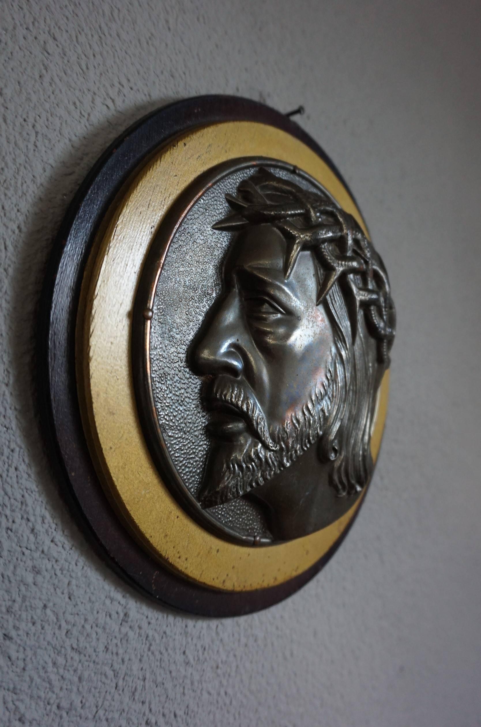 Art déco Paire de plaques murales circulaires Christ & Maria en laiton et bois du début des années 1900
