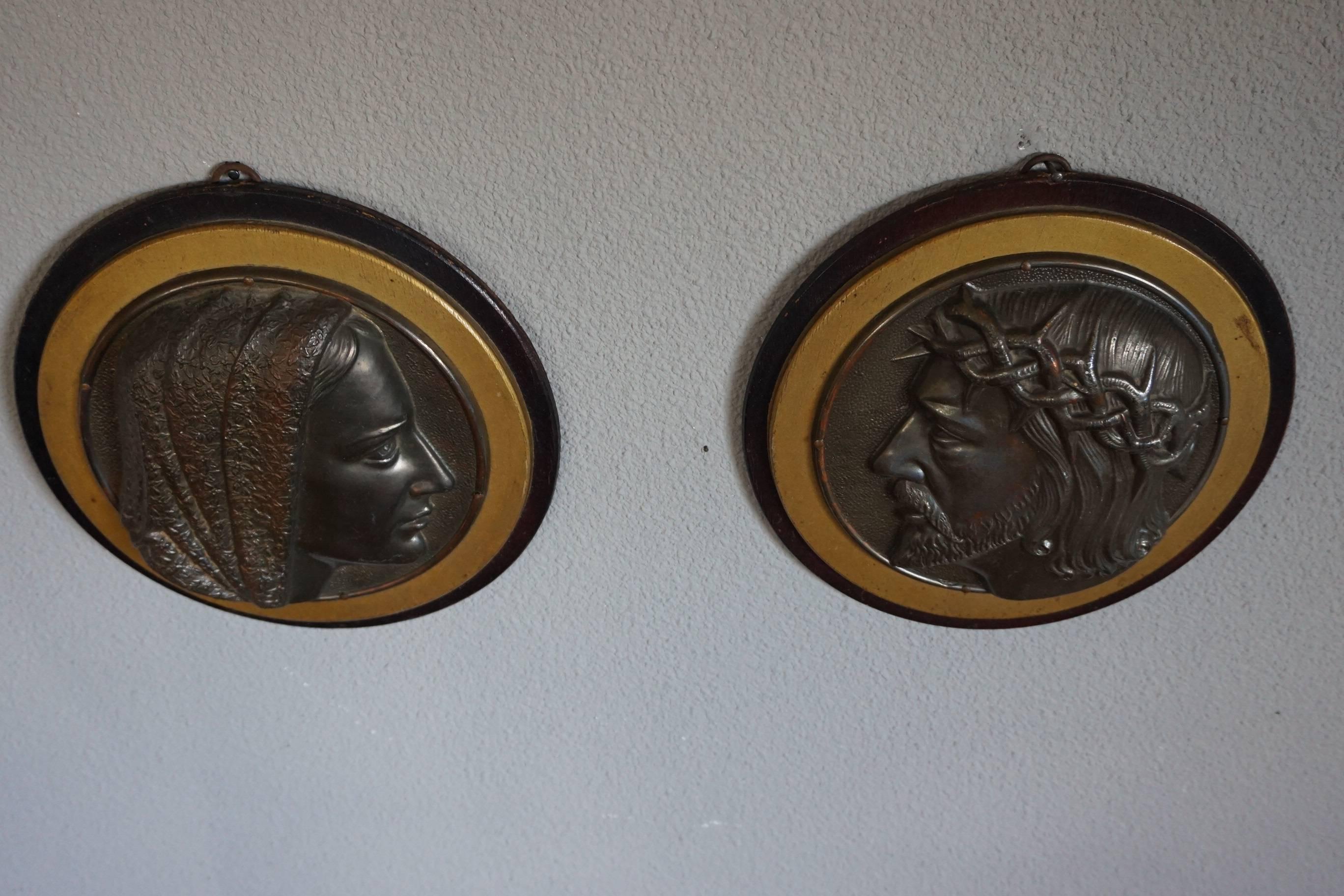Paar runde Wandtafelnskulpturen aus Messing und Holz von Christus und Maria aus den frühen 1900er Jahren im Zustand „Gut“ im Angebot in Lisse, NL