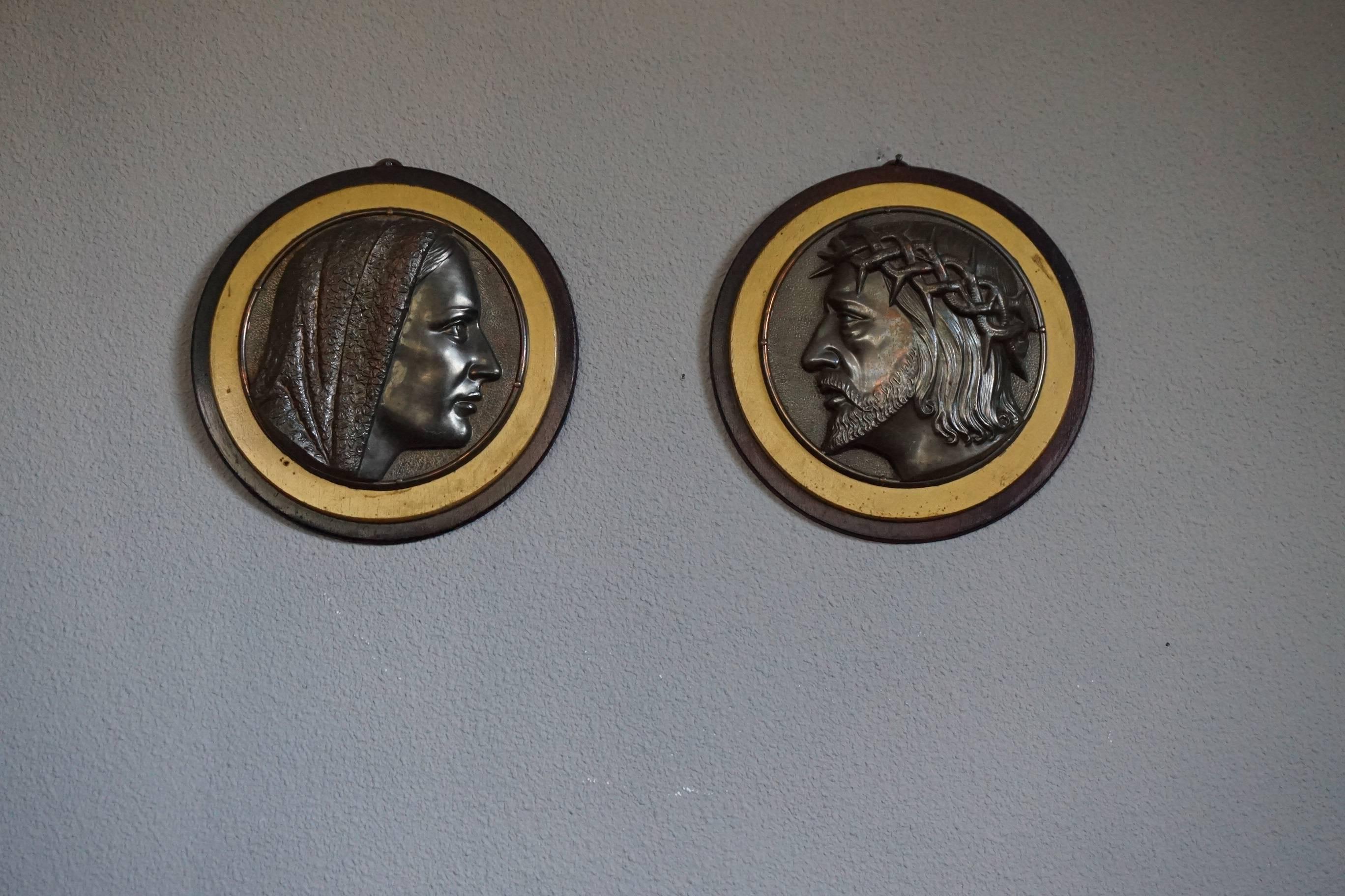 Paar runde Wandtafelnskulpturen aus Messing und Holz von Christus und Maria aus den frühen 1900er Jahren (20. Jahrhundert) im Angebot
