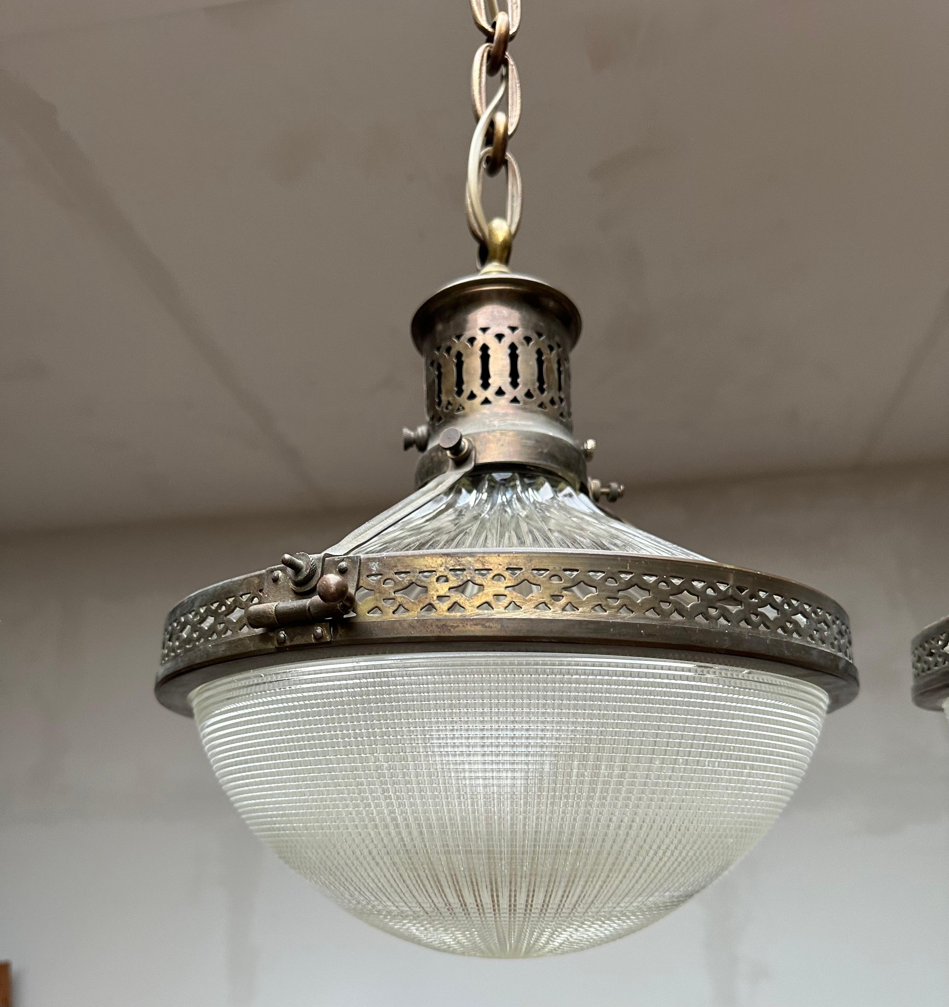 Paire de lampes suspendues en laiton et verre de style Arts & Crafts français du début des années 1900 en vente 6