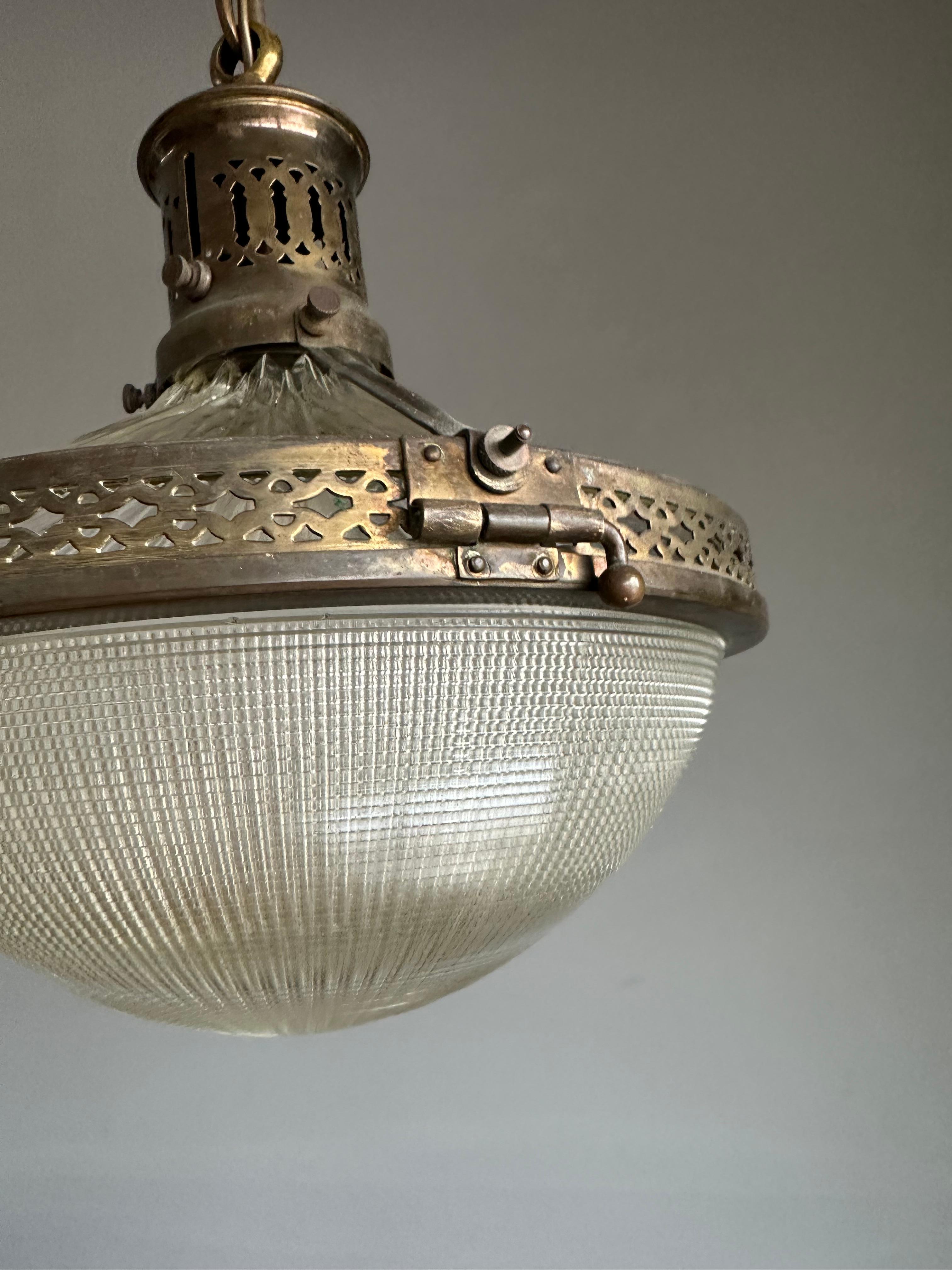 Paire de lampes suspendues en laiton et verre de style Arts & Crafts français du début des années 1900 en vente 7
