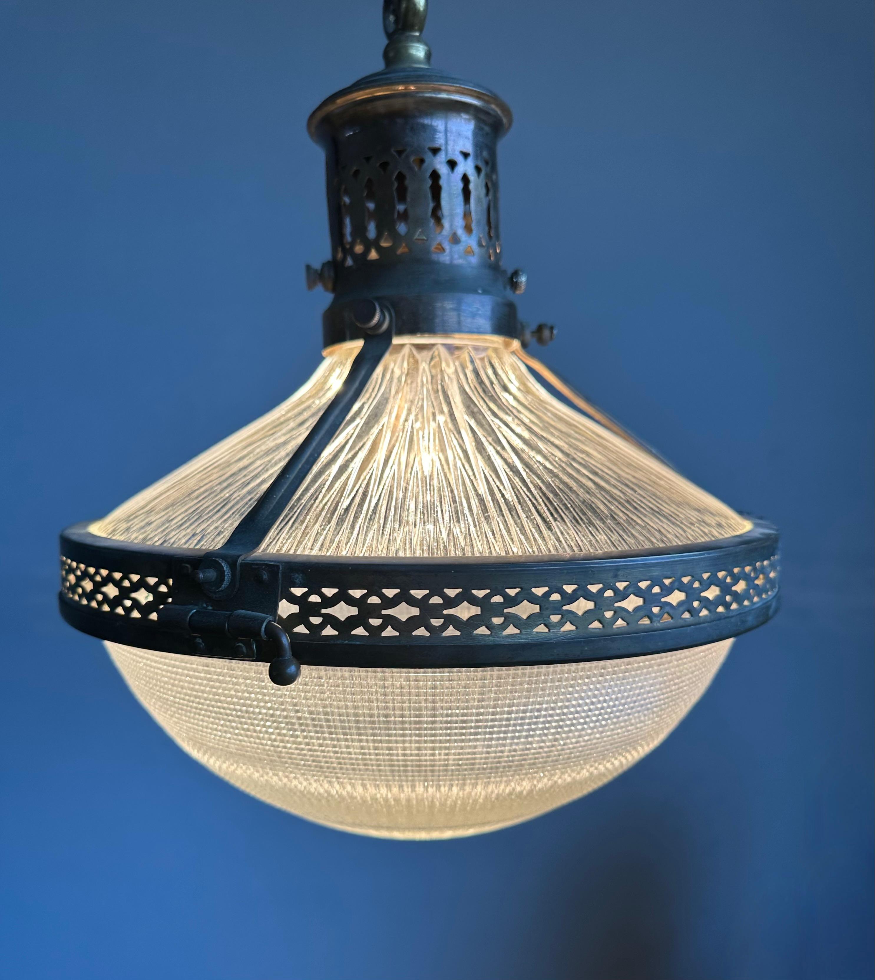 Paire de lampes suspendues en laiton et verre de style Arts & Crafts français du début des années 1900 en vente 10
