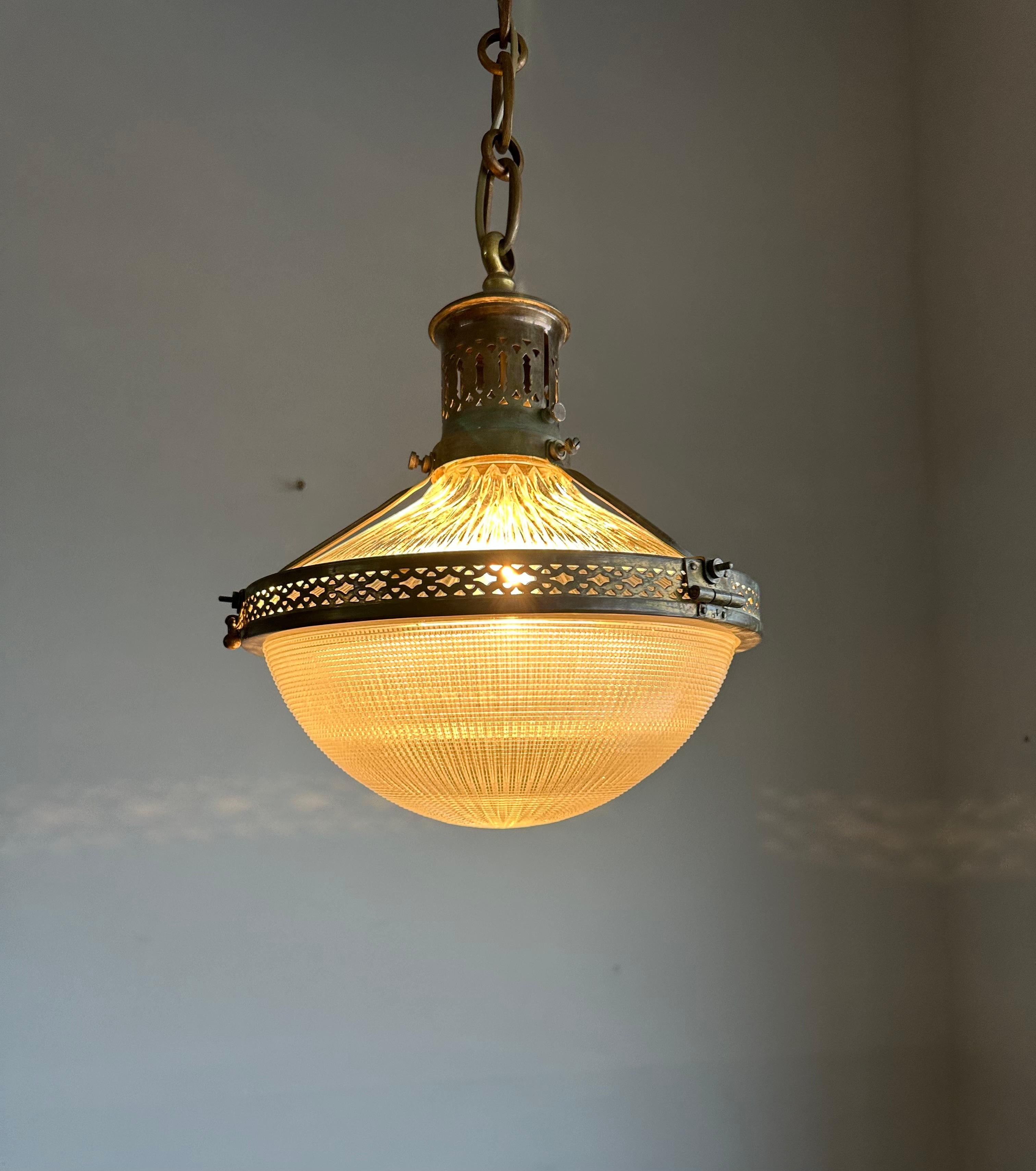20ième siècle Paire de lampes suspendues en laiton et verre de style Arts & Crafts français du début des années 1900 en vente