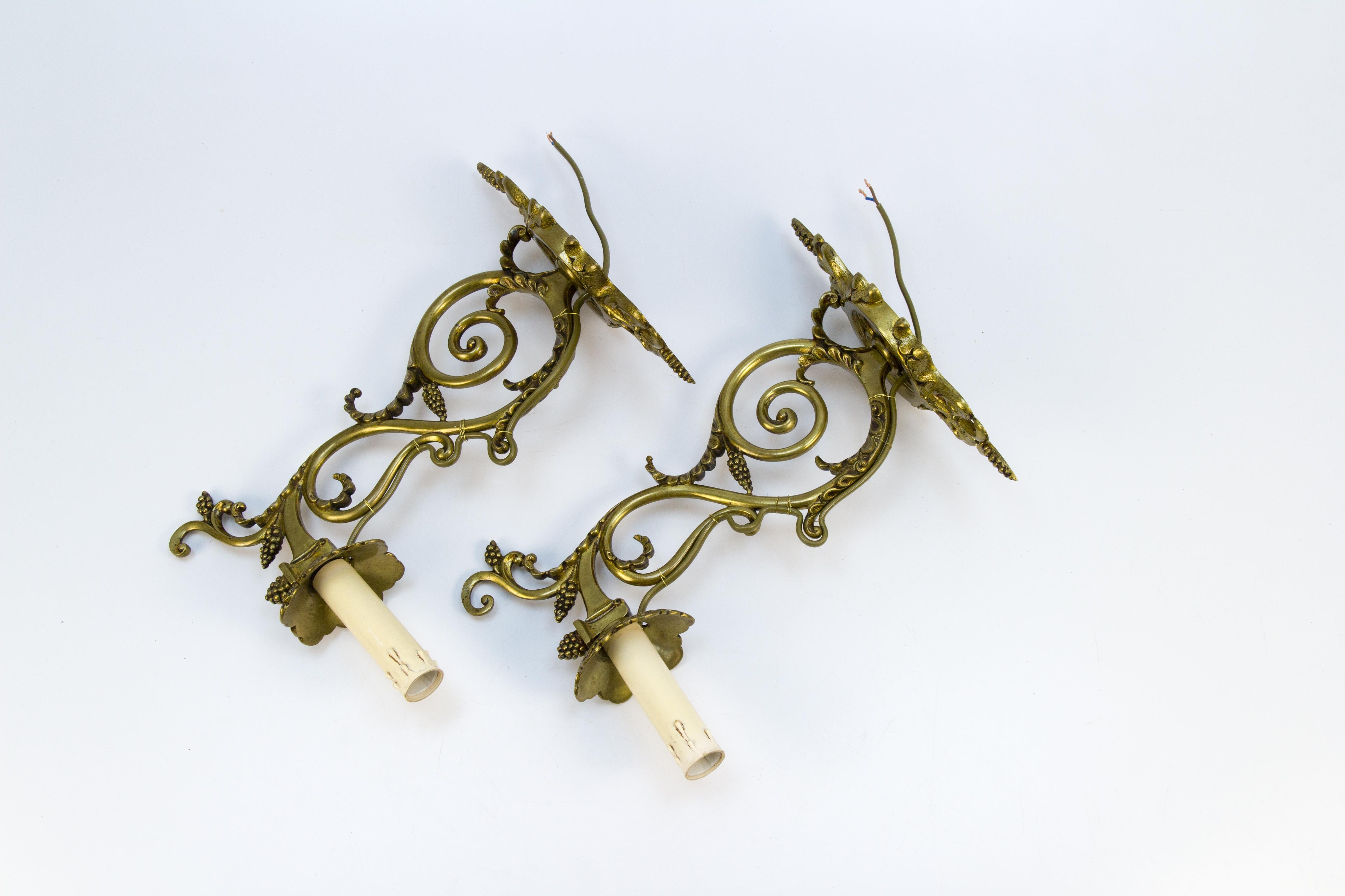 Pair of Louis XVI Style French Bronze Wall Lights, Early 1900s For Sale 7