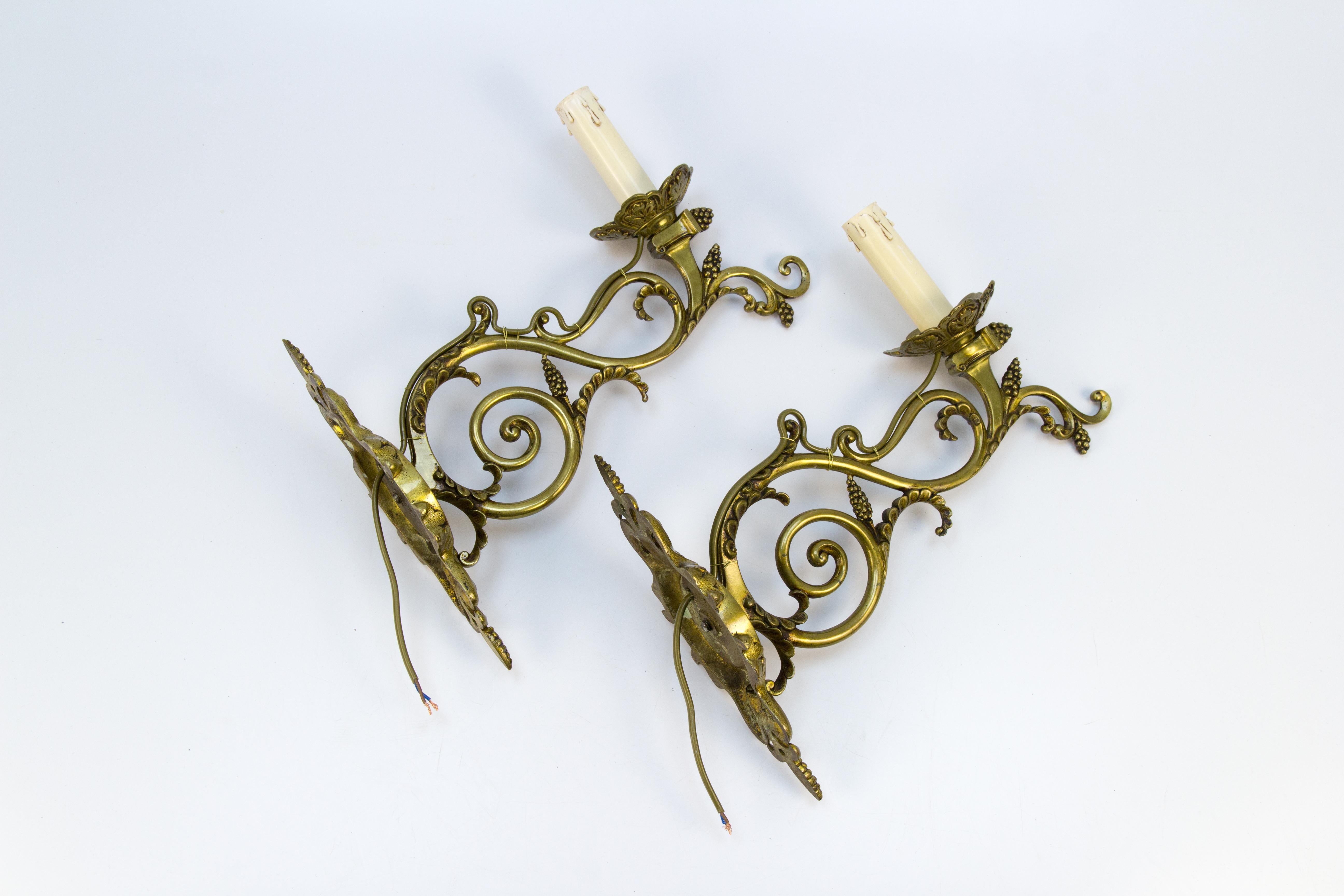 Pair of Louis XVI Style French Bronze Wall Lights, Early 1900s For Sale 11