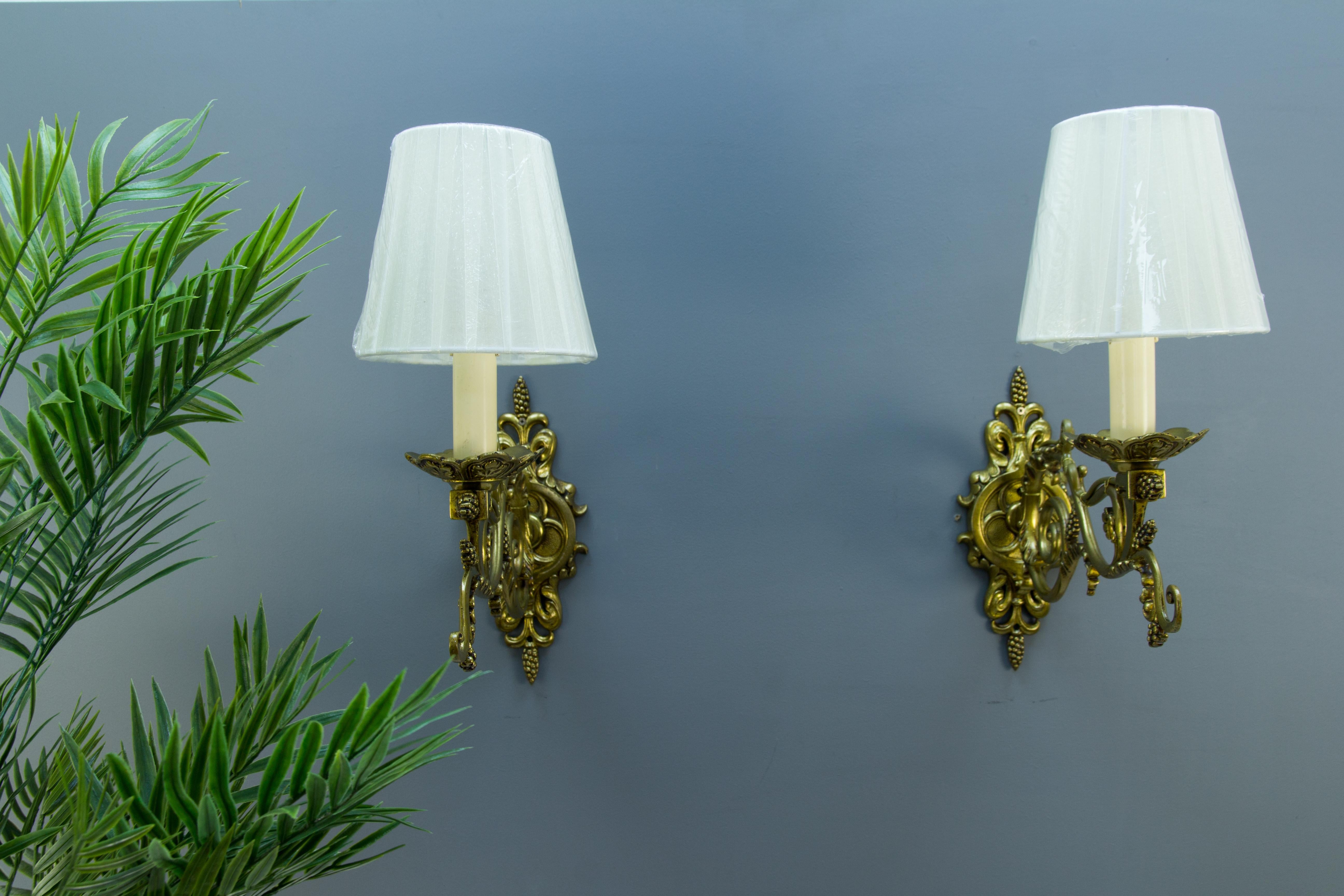 Pair of Louis XVI Style French Bronze Wall Lights, Early 1900s In Good Condition For Sale In Barntrup, DE