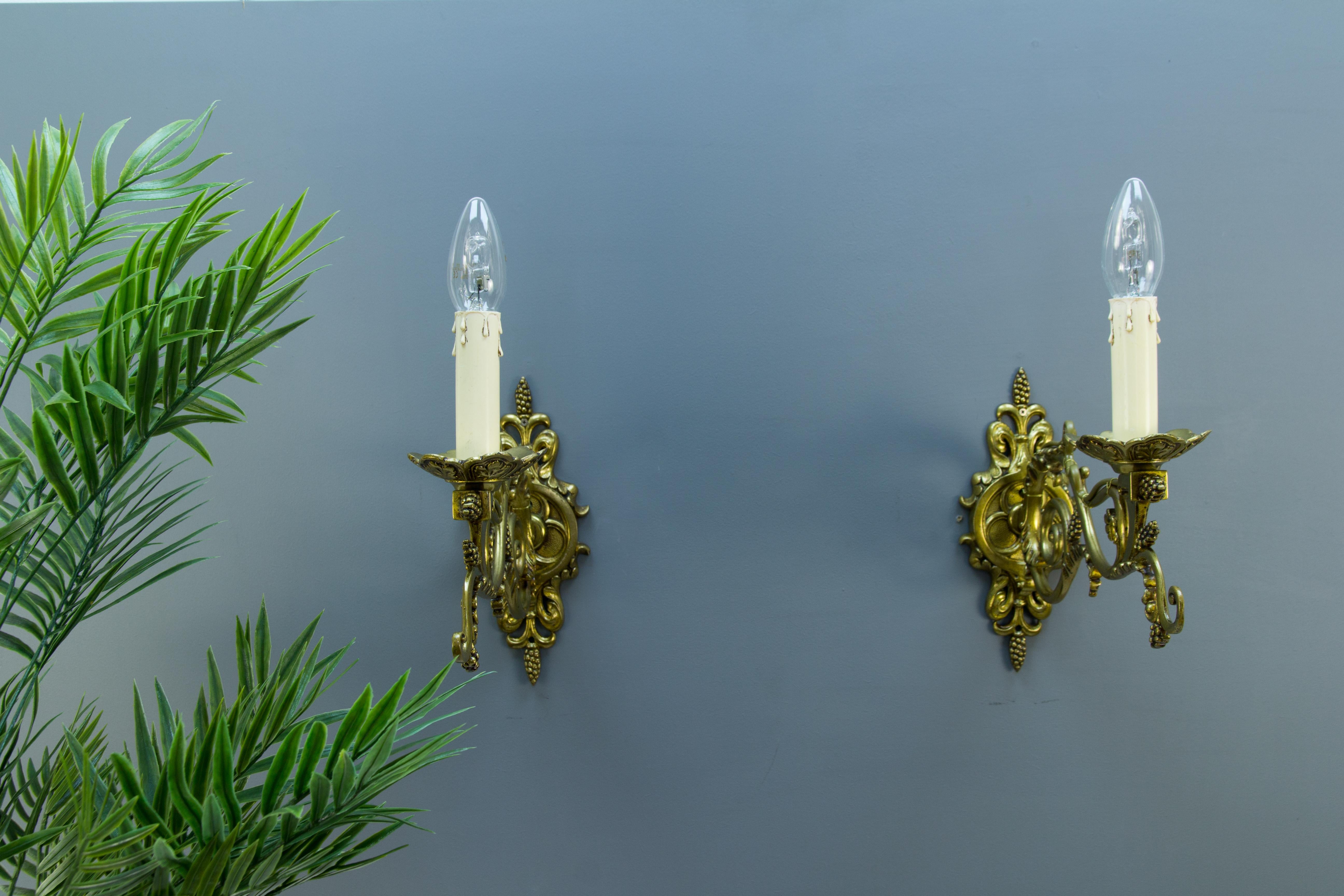 20th Century Pair of Louis XVI Style French Bronze Wall Lights, Early 1900s For Sale
