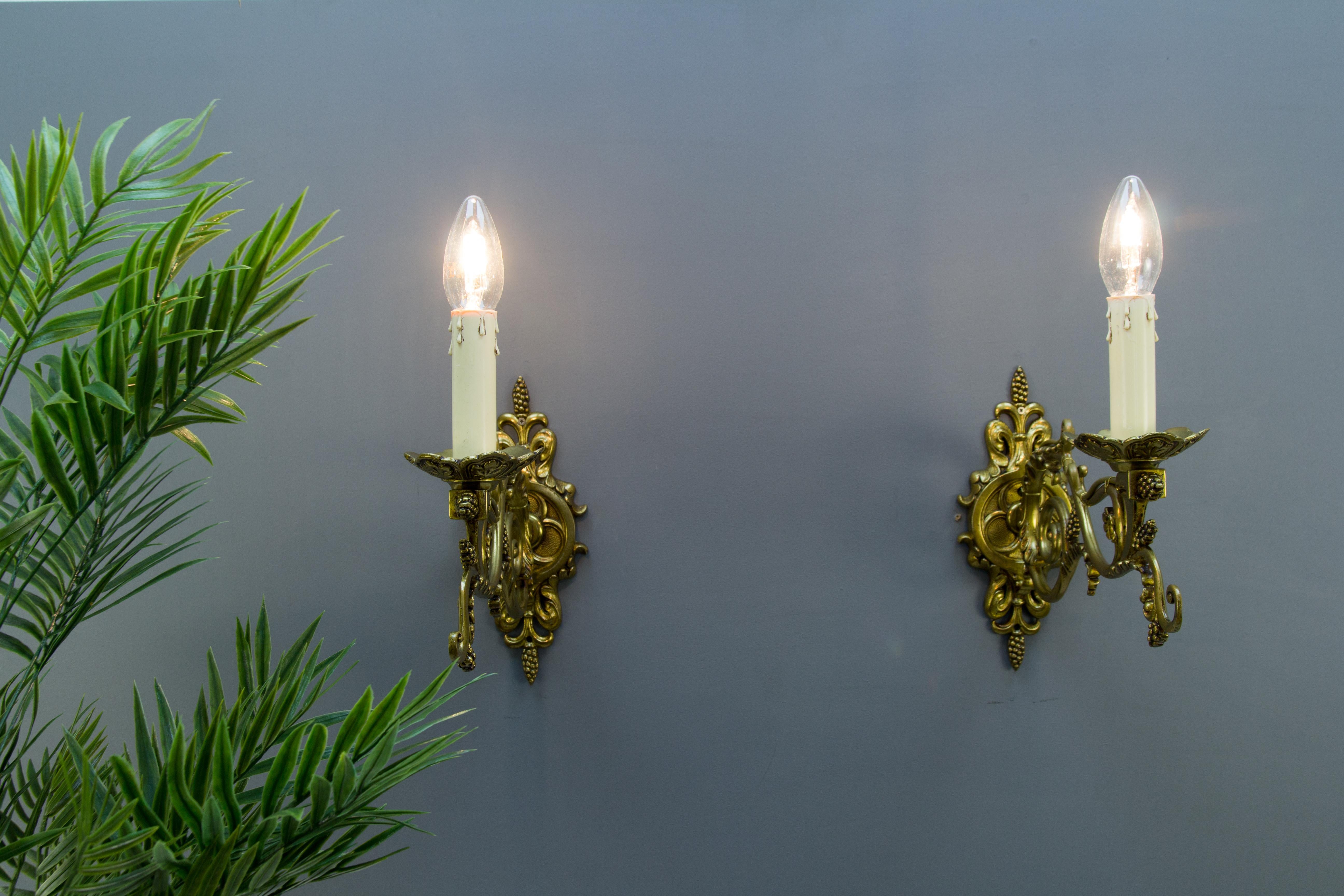 Pair of Louis XVI Style French Bronze Wall Lights, Early 1900s For Sale 1