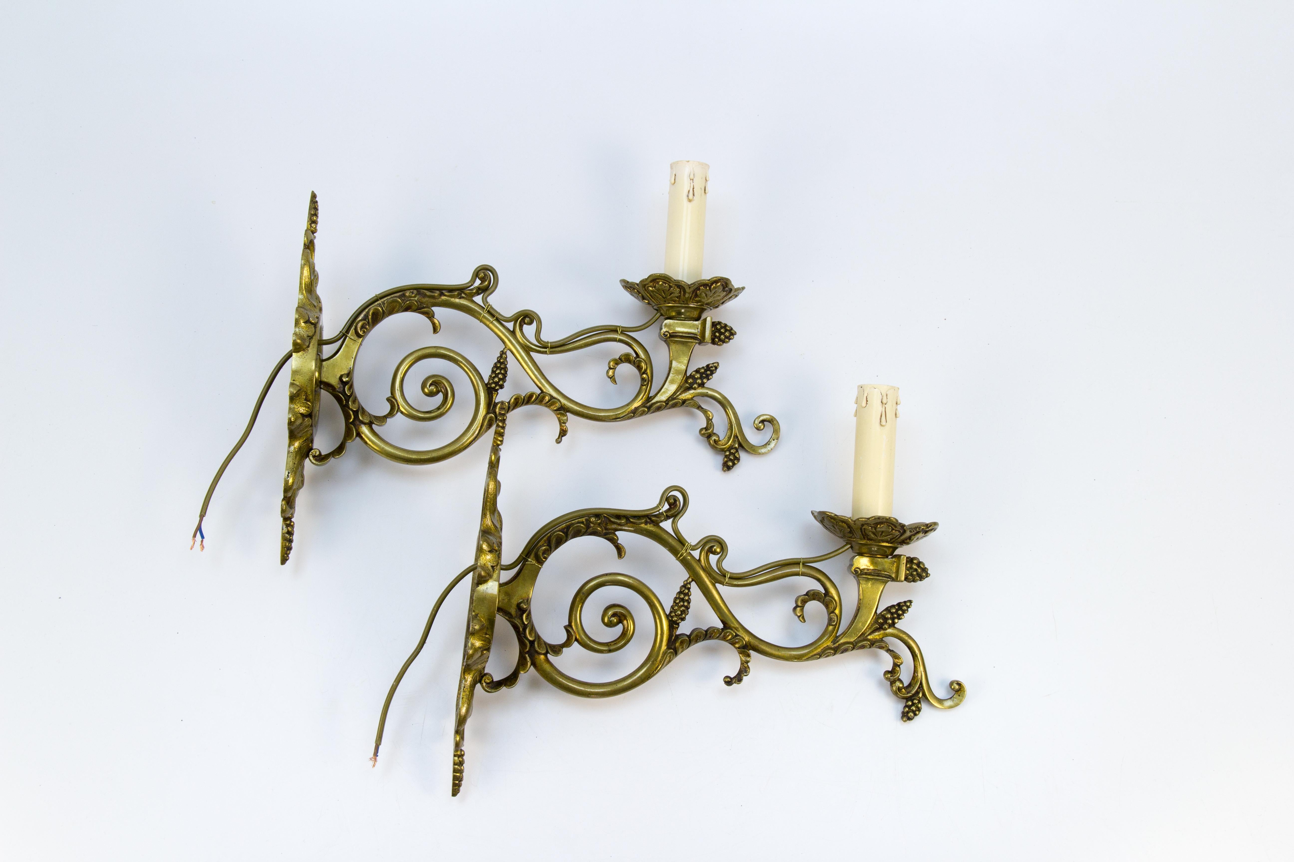 Pair of Louis XVI Style French Bronze Wall Lights, Early 1900s For Sale 4