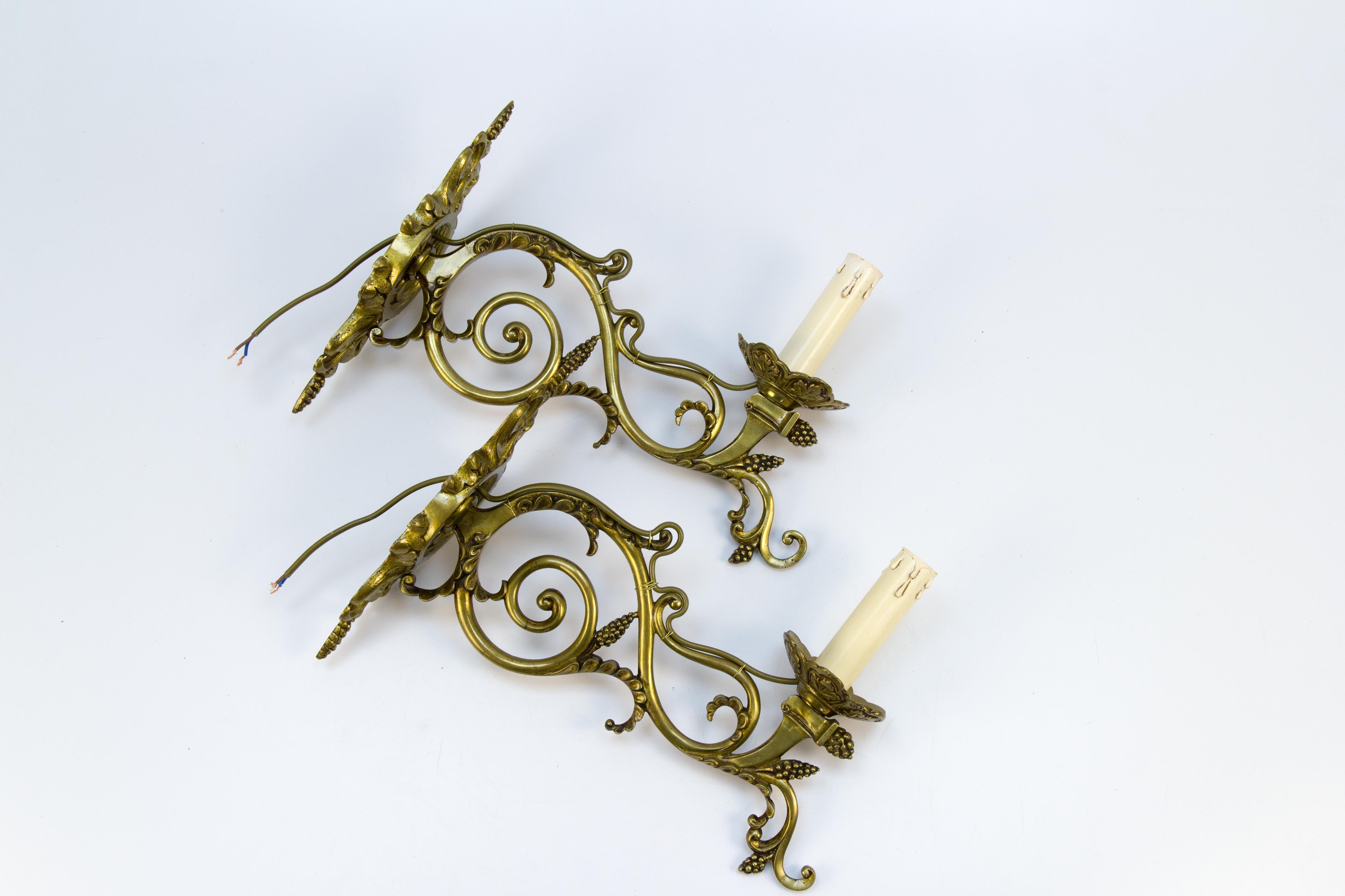 Pair of Louis XVI Style French Bronze Wall Lights, Early 1900s For Sale 5
