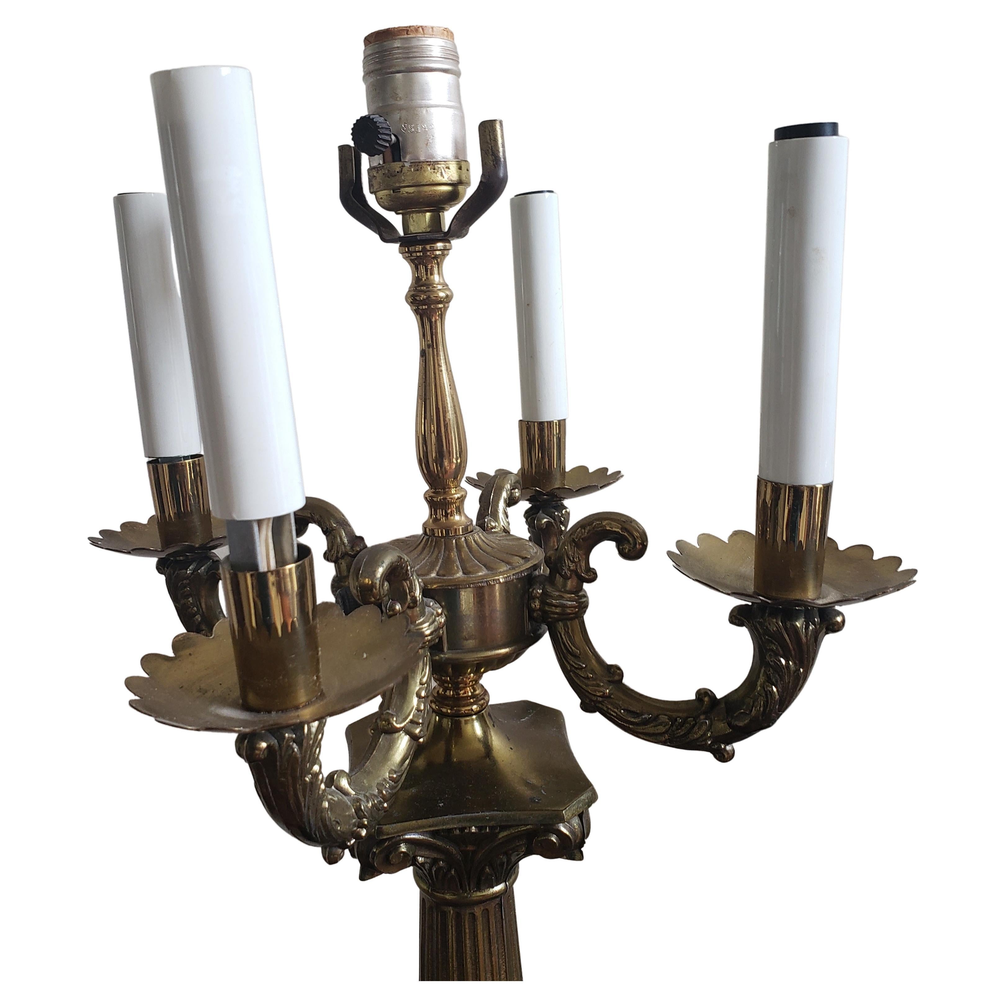 Pareja de lámparas de sobremesa de 5 luces con columna de querubines de metal dorado francesas de principios del siglo XX Estadounidense en venta