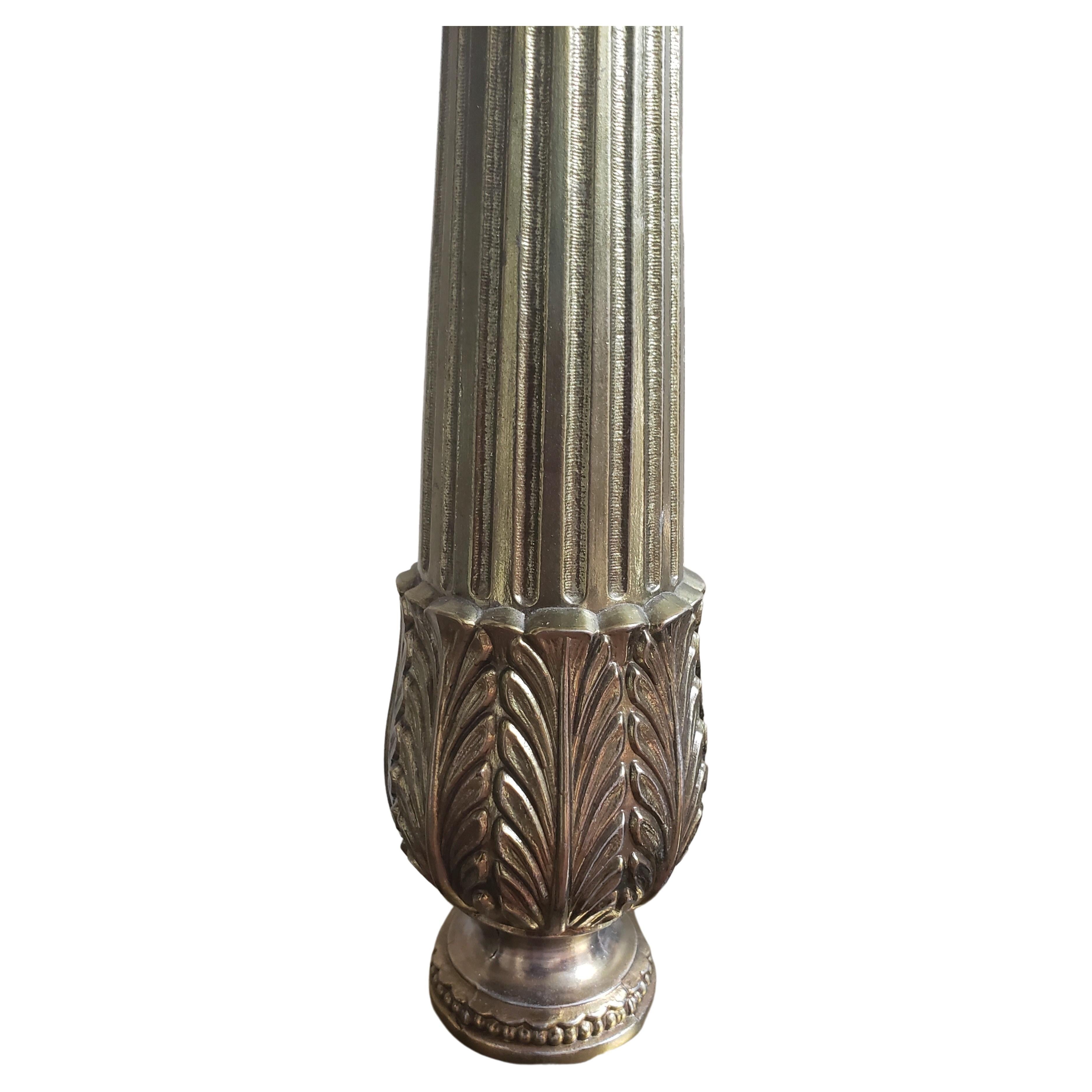 Pareja de lámparas de sobremesa de 5 luces con columna de querubines de metal dorado francesas de principios del siglo XX en Bueno estado para la venta en Germantown, MD