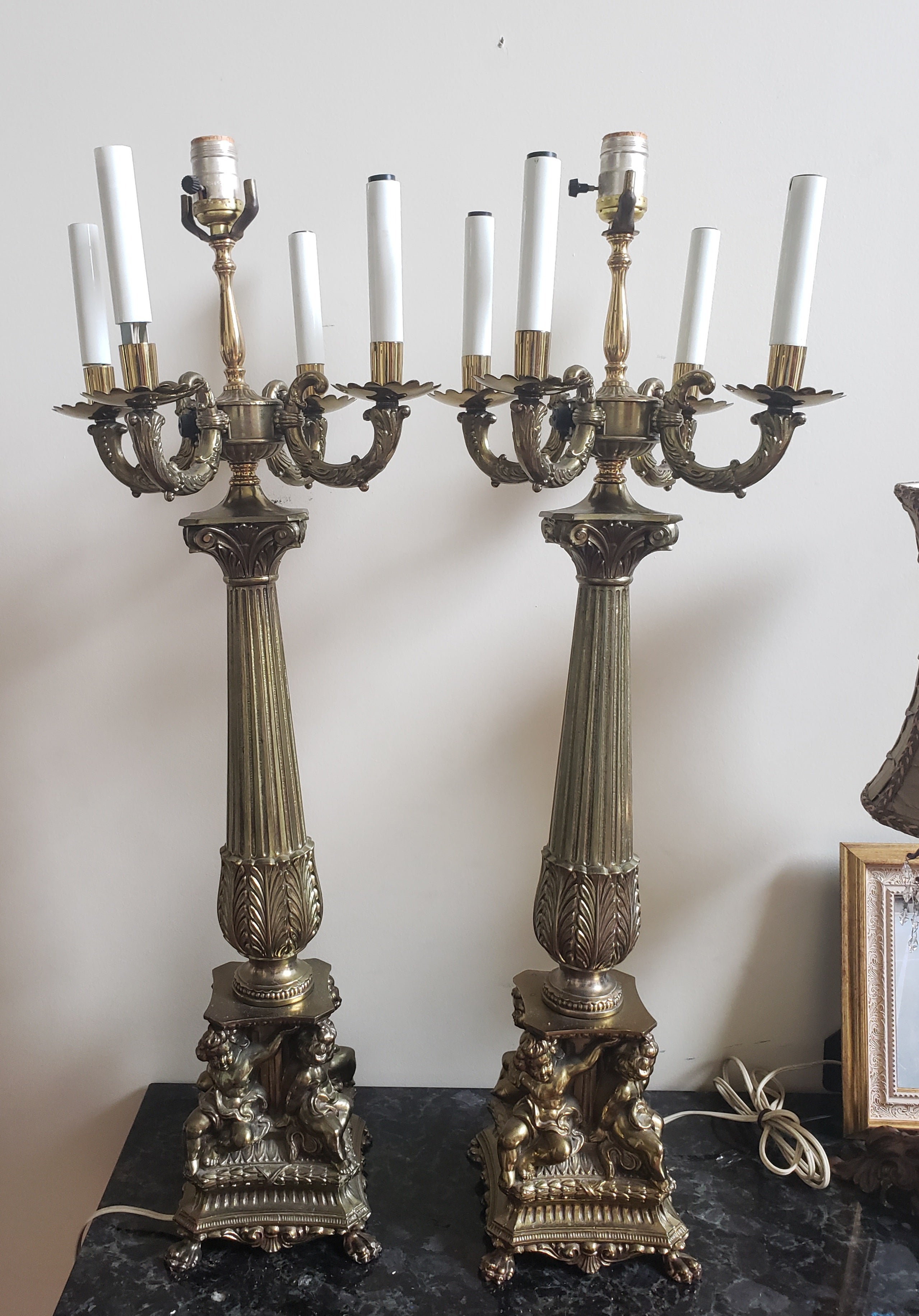 Pareja de lámparas de sobremesa de 5 luces con columna de querubines de metal dorado francesas de principios del siglo XX en venta 1