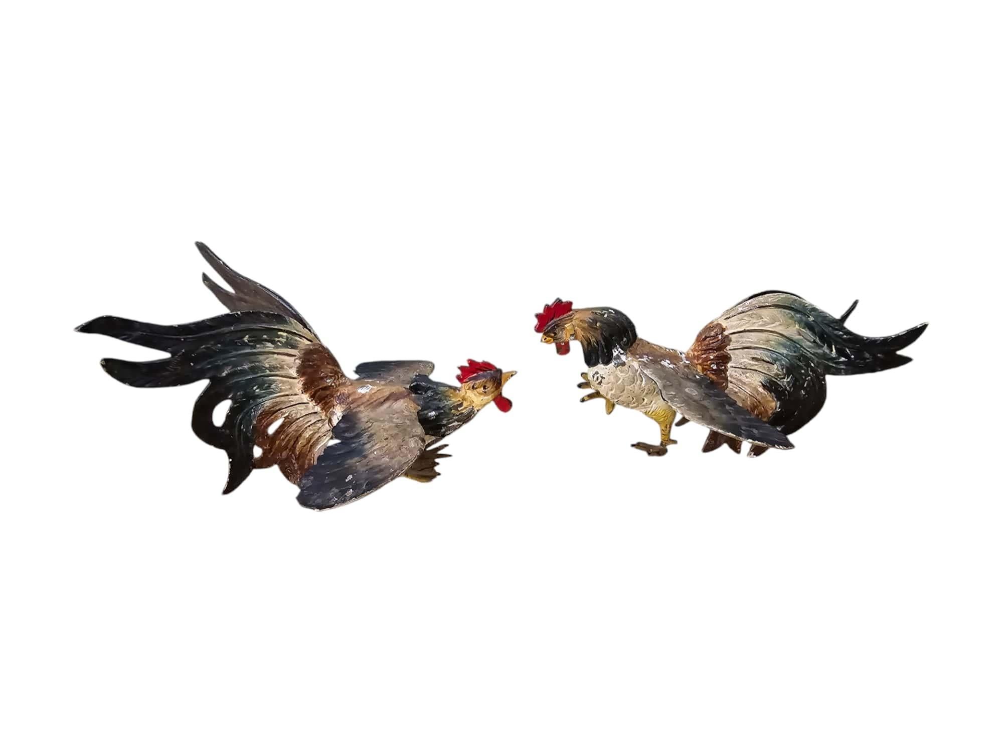 Pair of Early 1900s Painted Metal Roosters – Antique Decorative Figurines In Good Condition For Sale In Madrid, ES