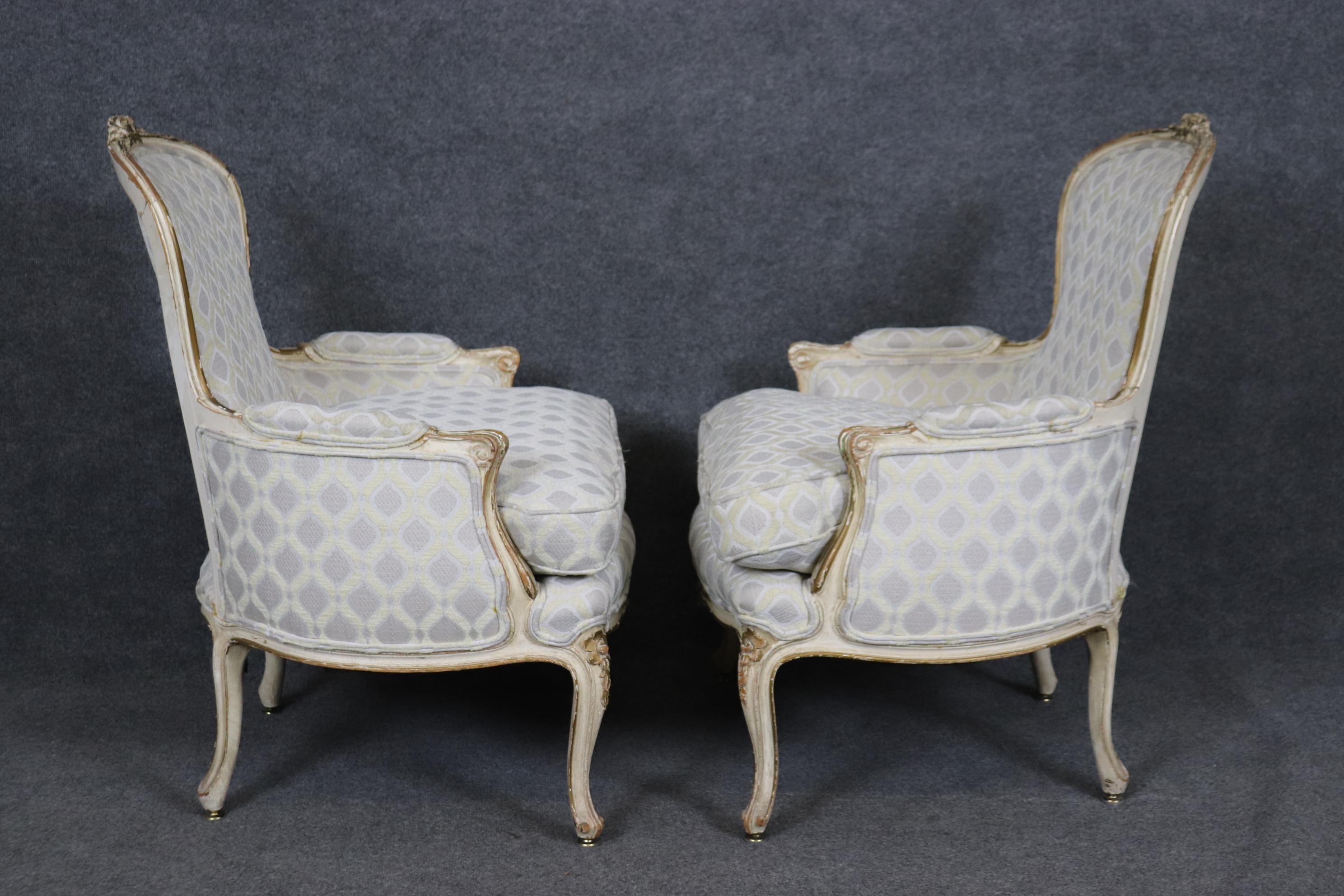 Paire de chaises Louis XV Bergère décorées à la peinture, datant du début des années 1990  en vente 4