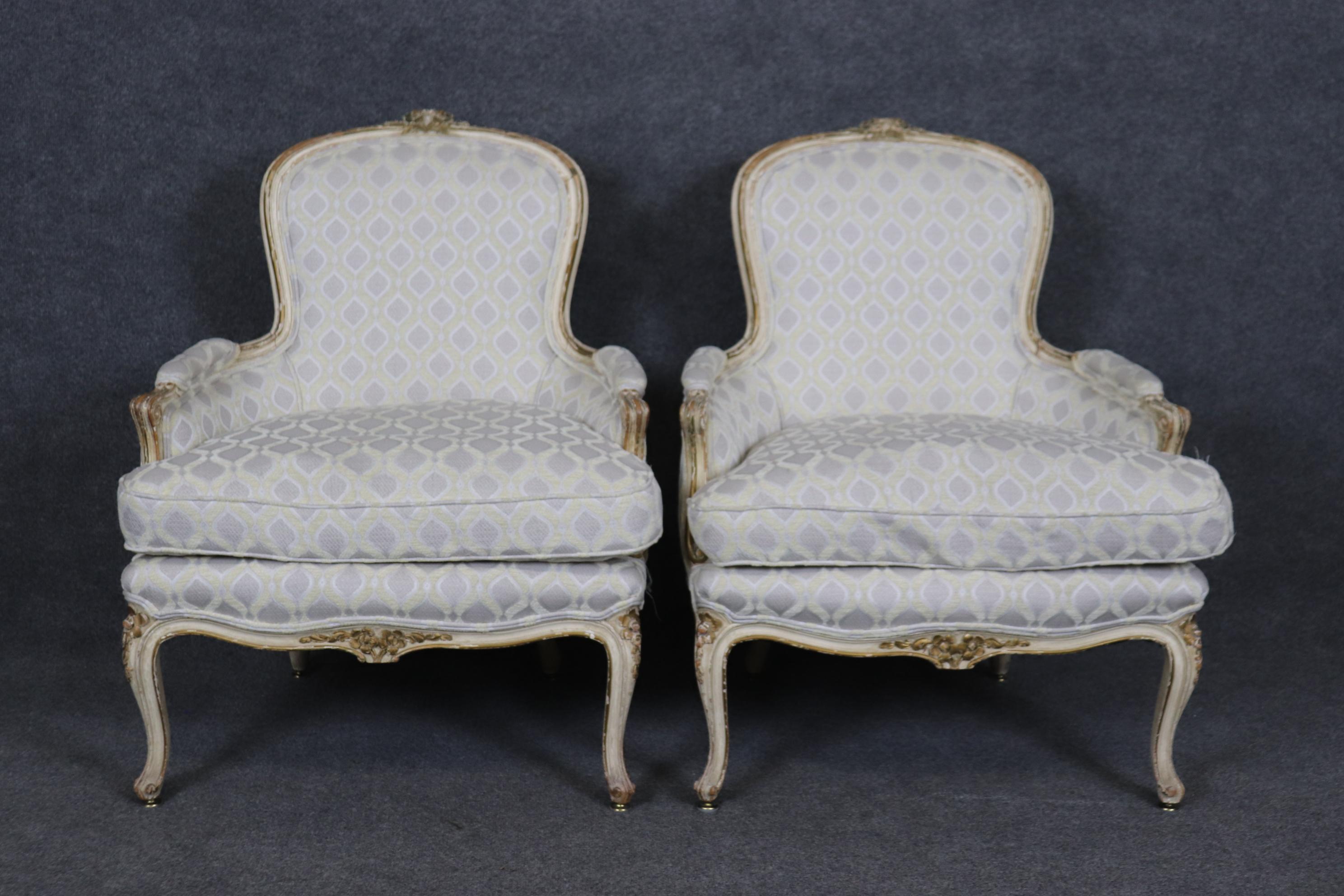 Paire de chaises Louis XV Bergère décorées à la peinture, datant du début des années 1990  en vente 1
