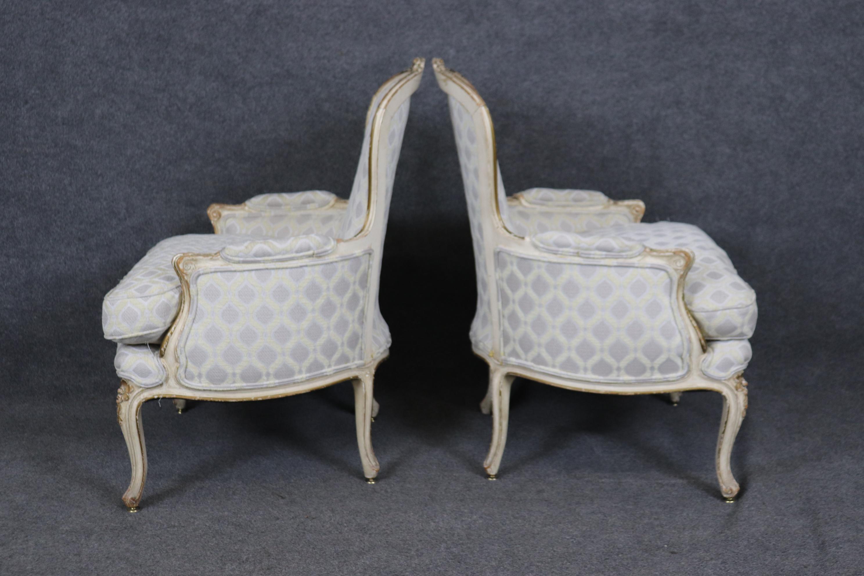 Paire de chaises Louis XV Bergère décorées à la peinture, datant du début des années 1990  en vente 2