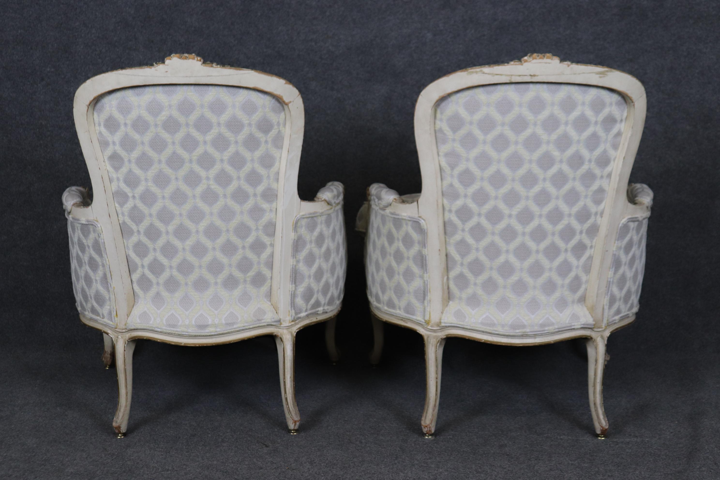 Paire de chaises Louis XV Bergère décorées à la peinture, datant du début des années 1990  en vente 3