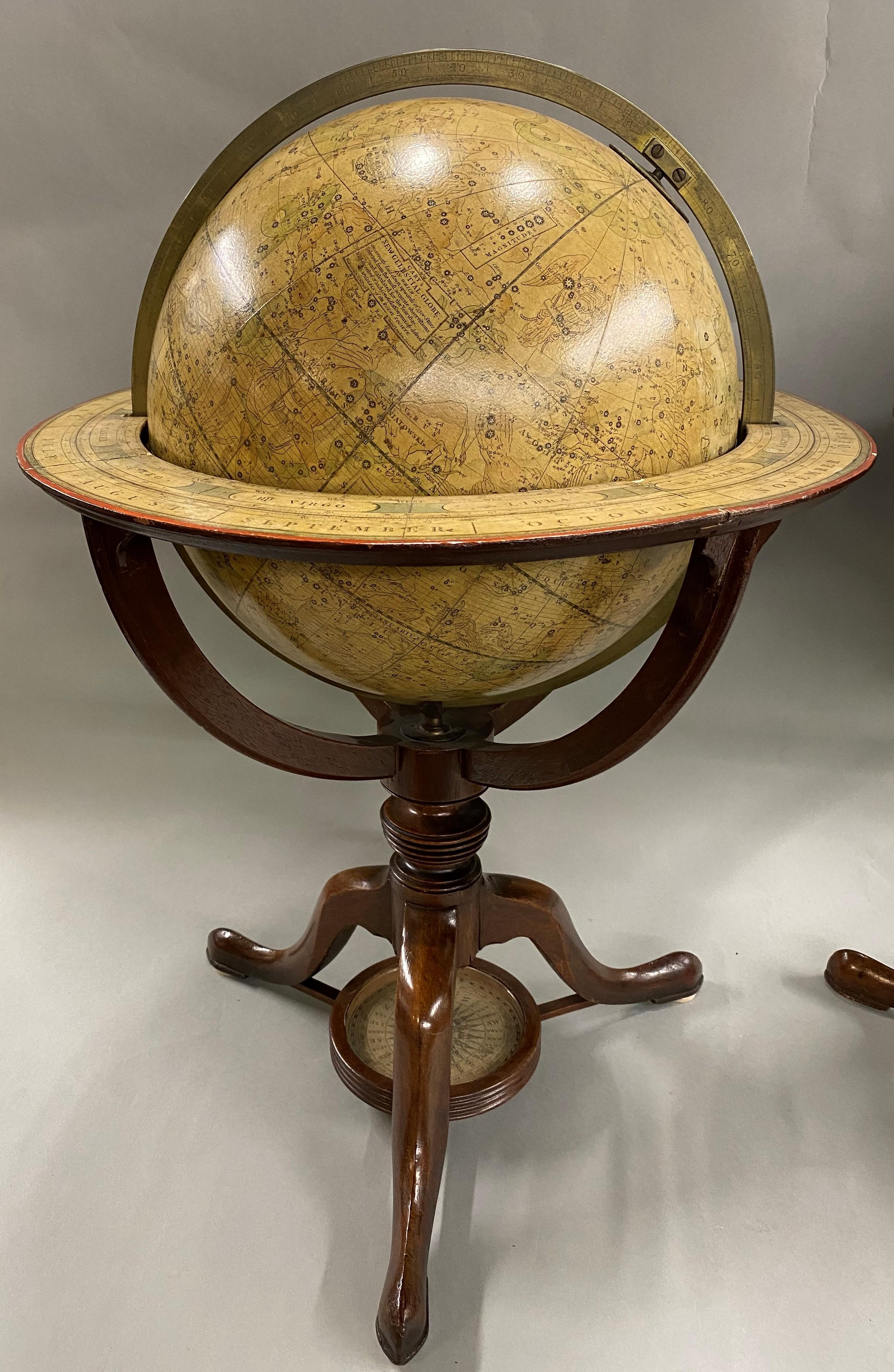 Une belle paire de globes de table sur pied, le globe céleste de gauche, coloré, avec un cartouche indiquant 