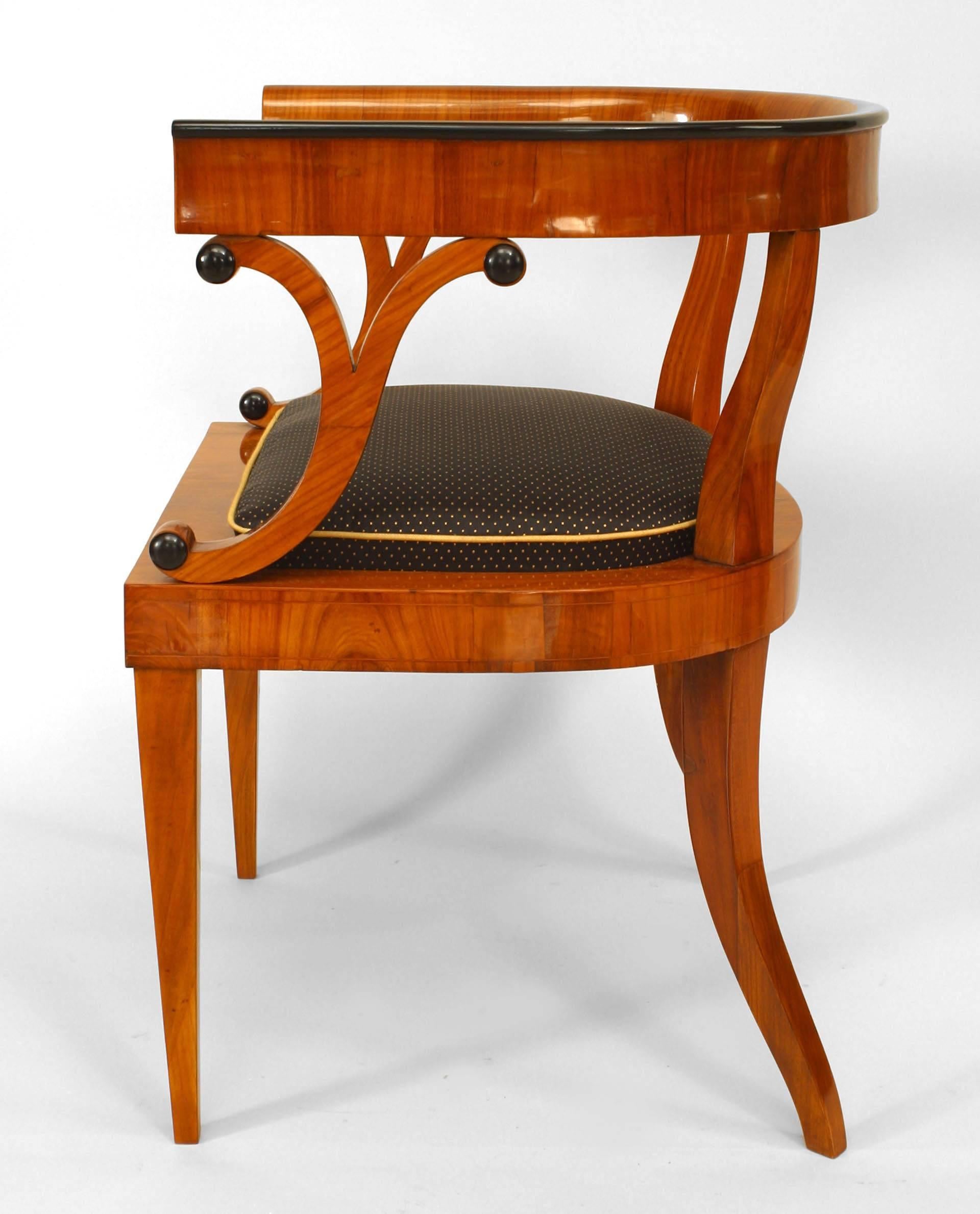 Coppia di poltrone austriache in legno impiallacciato Biedermeier In condizioni buone in vendita a Queens, NY