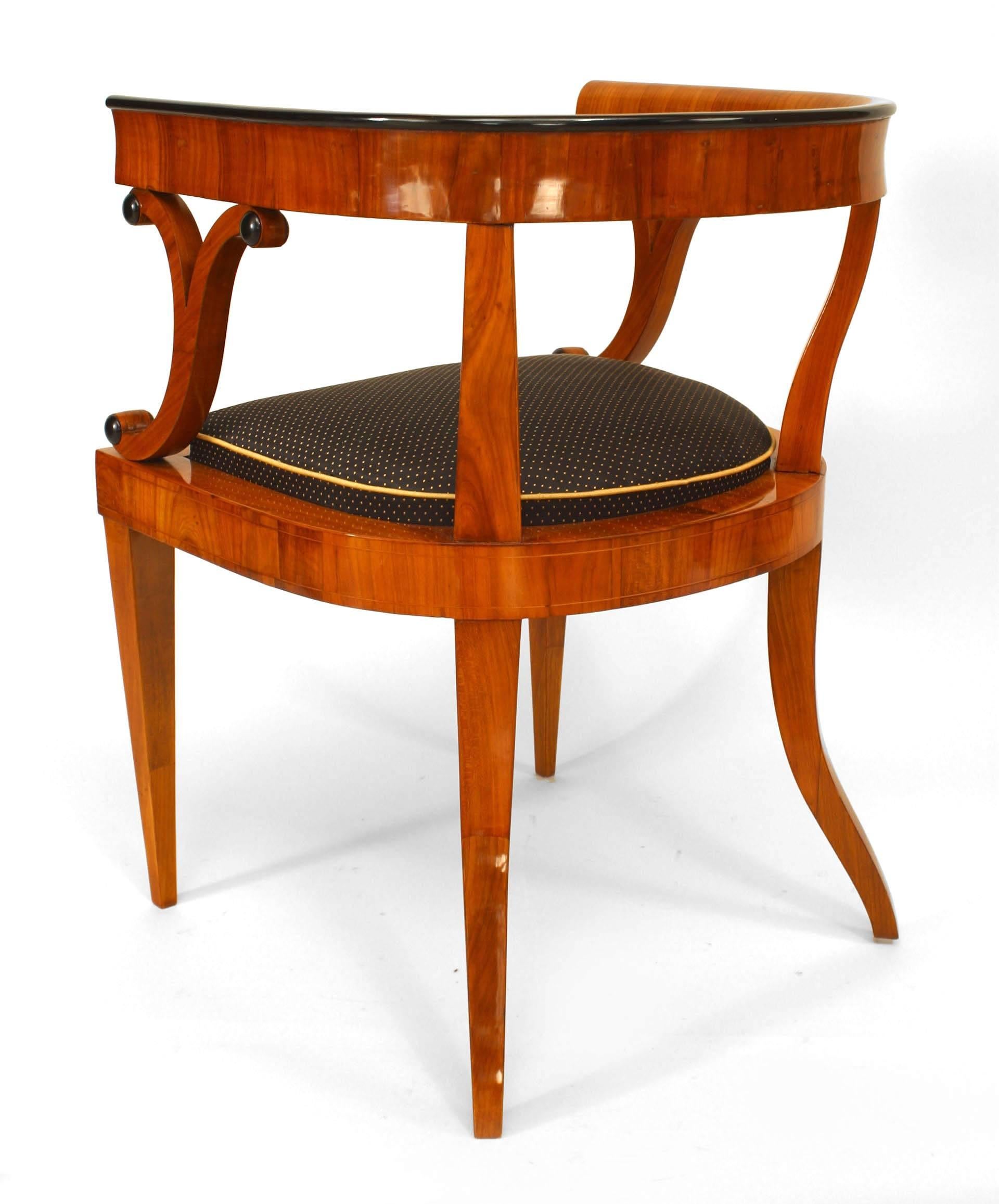 XIX secolo Coppia di poltrone austriache in legno impiallacciato Biedermeier in vendita