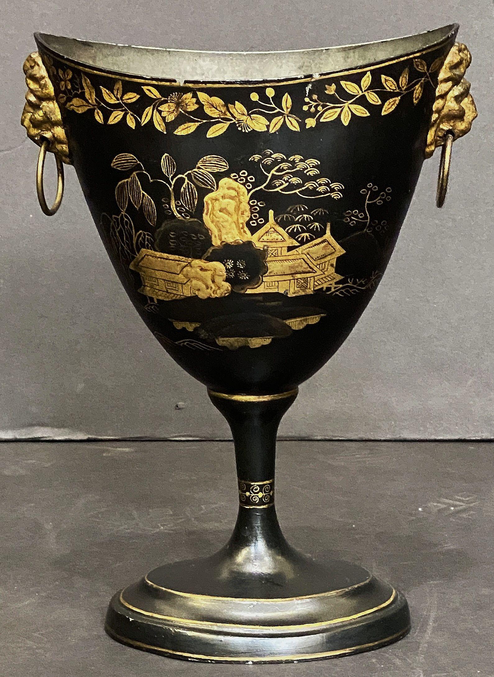 Paar aus dem frühen 19. Urnen aus Kastanienholz mit Chinoiserie-Dekoration aus Holland im Angebot 3