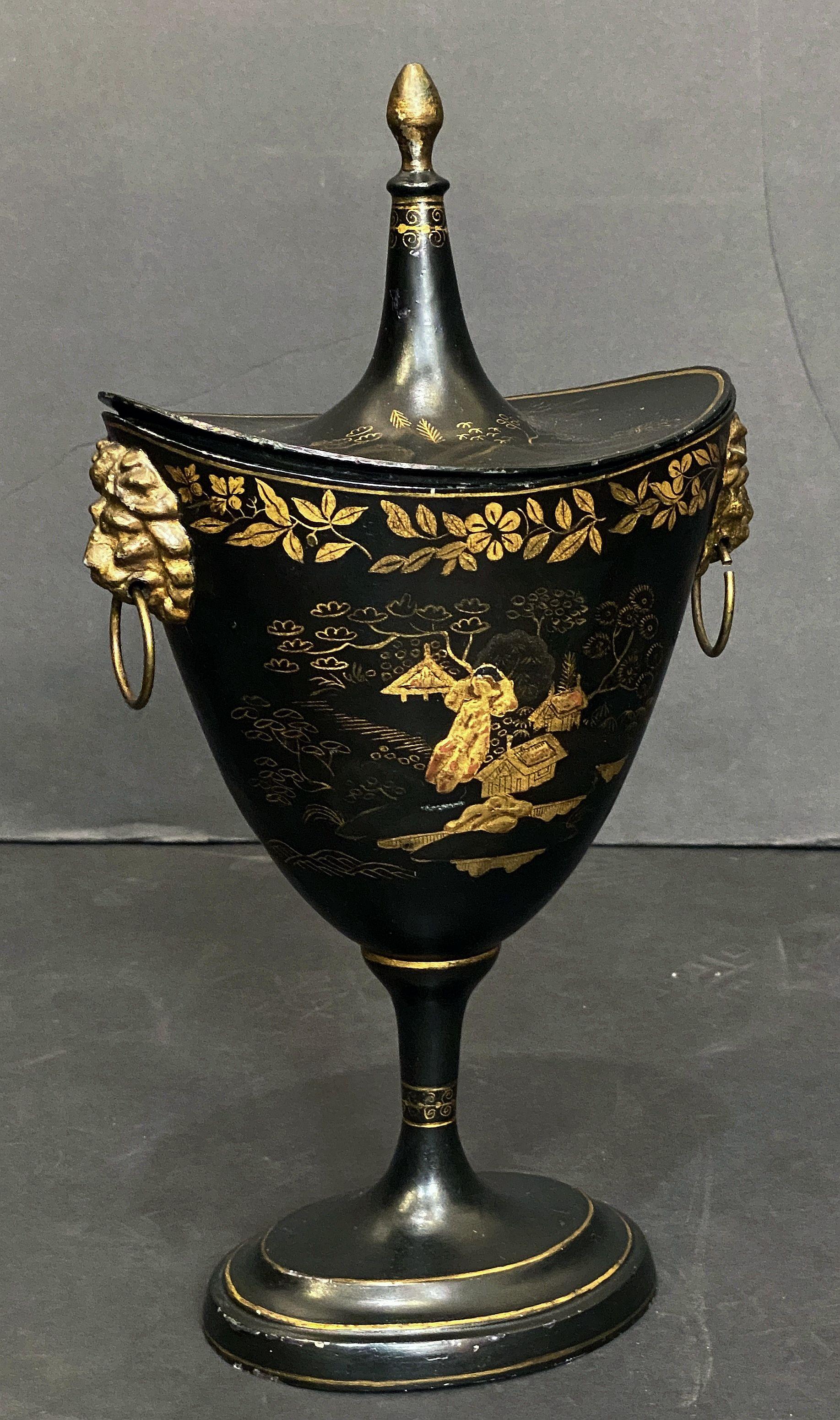 Ein feines Paar von Kastanien Urnen von japanned Zinn mit Chinoiserie Gartenszenen aus dem frühen 19. Jahrhundert Holland - jede Urne mit einem abnehmbaren Deckel mit finial oben, auf einem Fuß ovoid Urne Basis, mit gegenüberliegenden vergoldeten