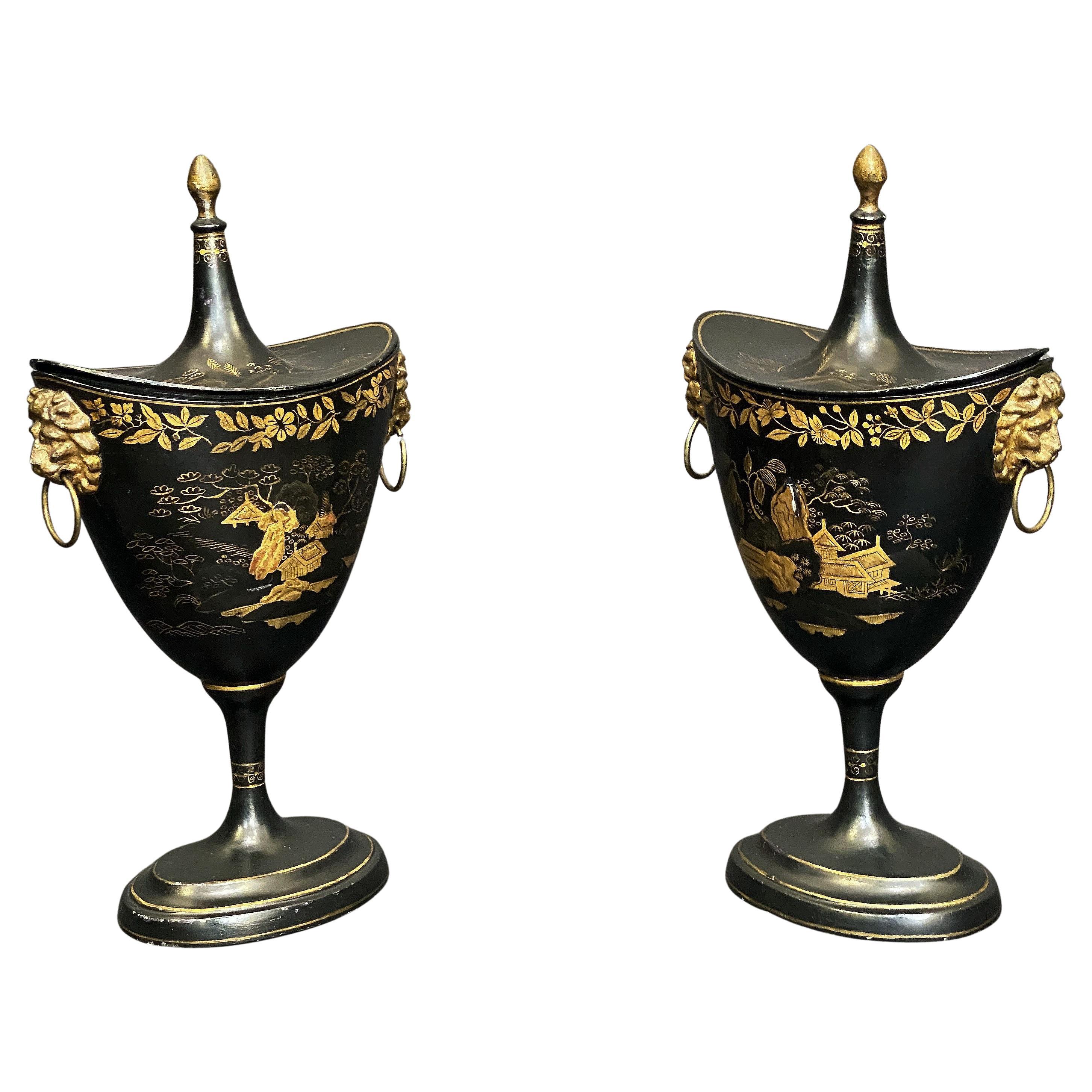Paar aus dem frühen 19. Urnen aus Kastanienholz mit Chinoiserie-Dekoration aus Holland (Niederländisch) im Angebot
