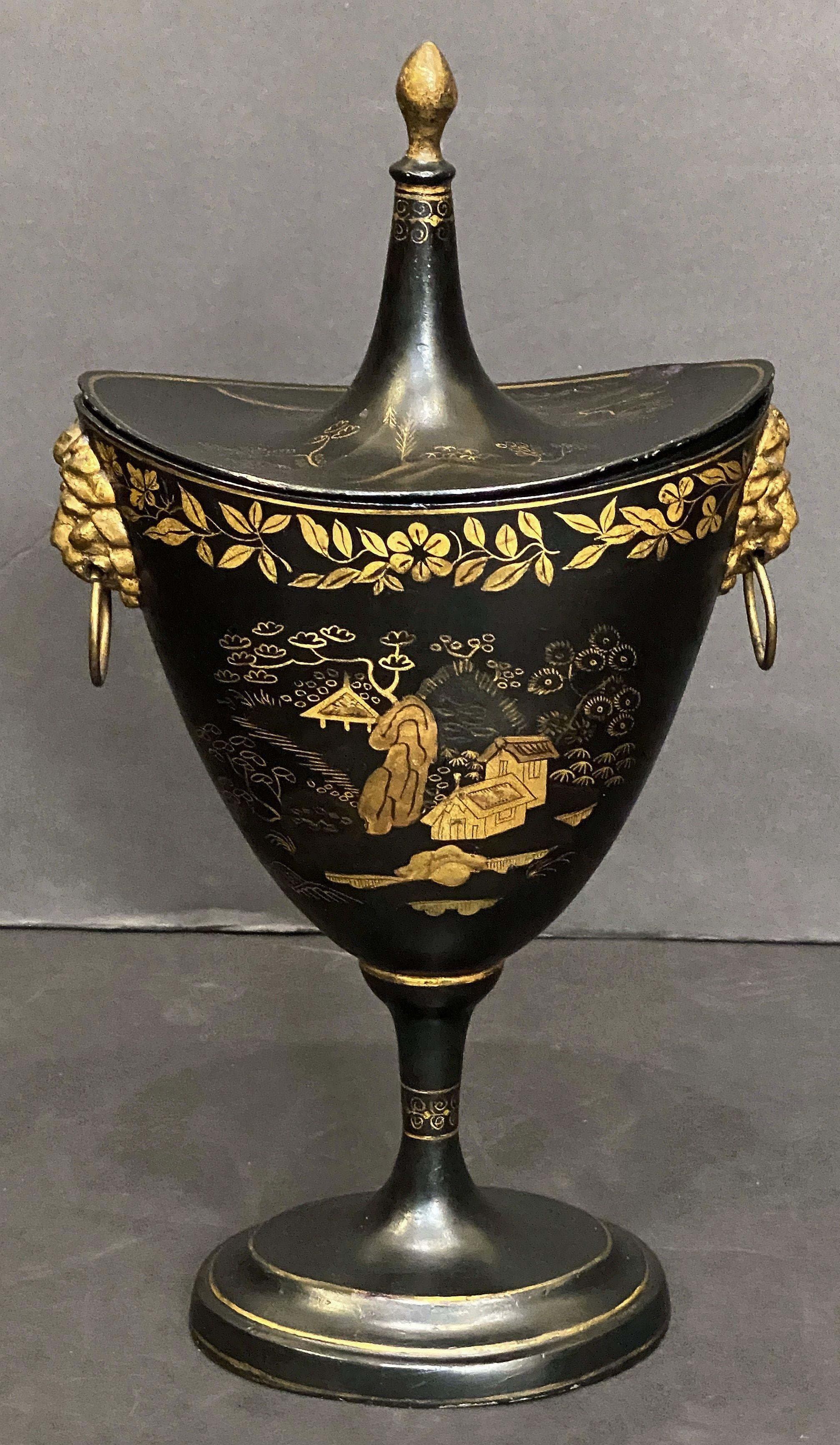 Paar aus dem frühen 19. Urnen aus Kastanienholz mit Chinoiserie-Dekoration aus Holland (Japanlack) im Angebot
