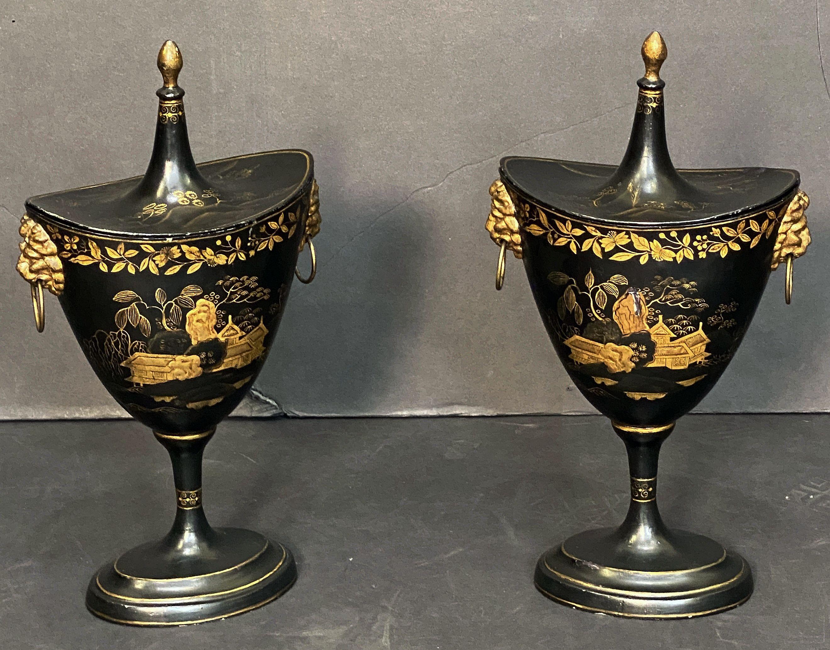 Paar aus dem frühen 19. Urnen aus Kastanienholz mit Chinoiserie-Dekoration aus Holland im Zustand „Gut“ im Angebot in Austin, TX