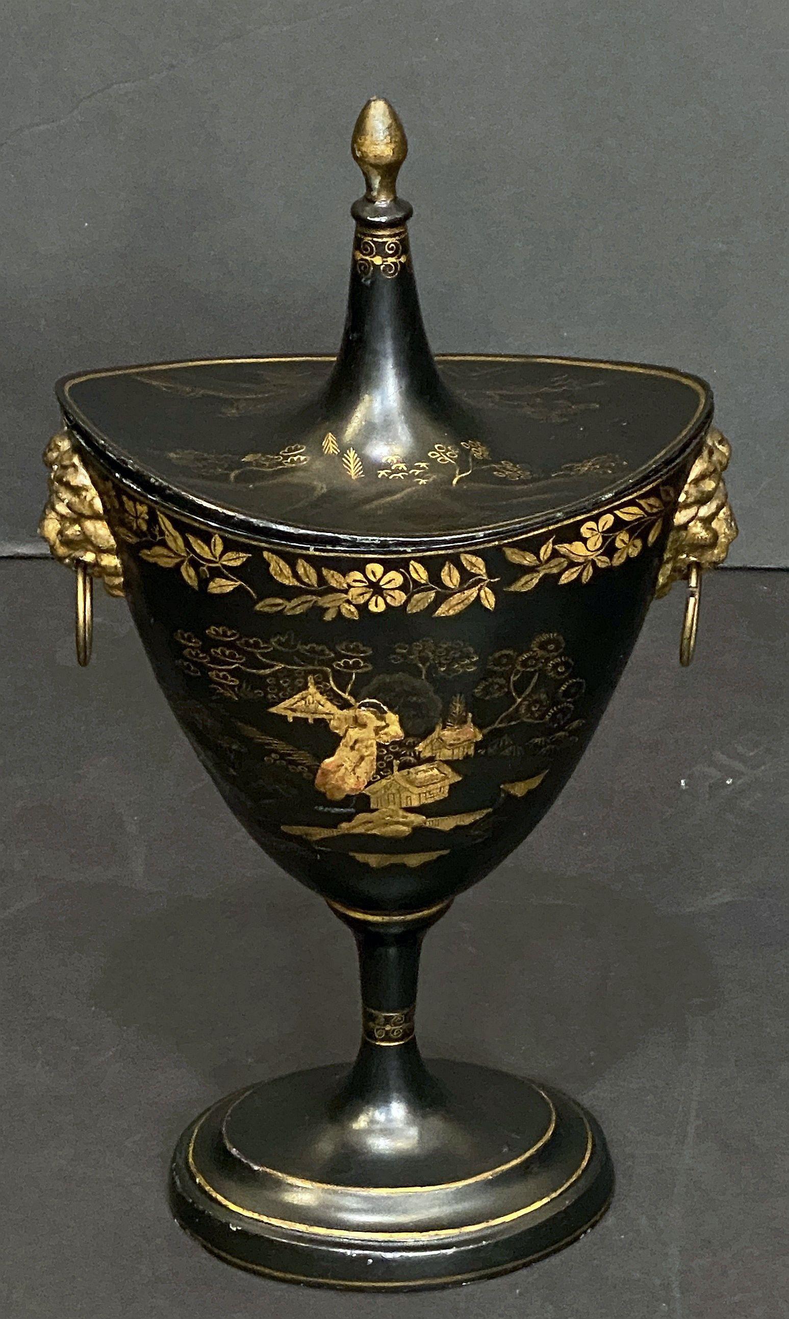 Paar aus dem frühen 19. Urnen aus Kastanienholz mit Chinoiserie-Dekoration aus Holland (19. Jahrhundert) im Angebot