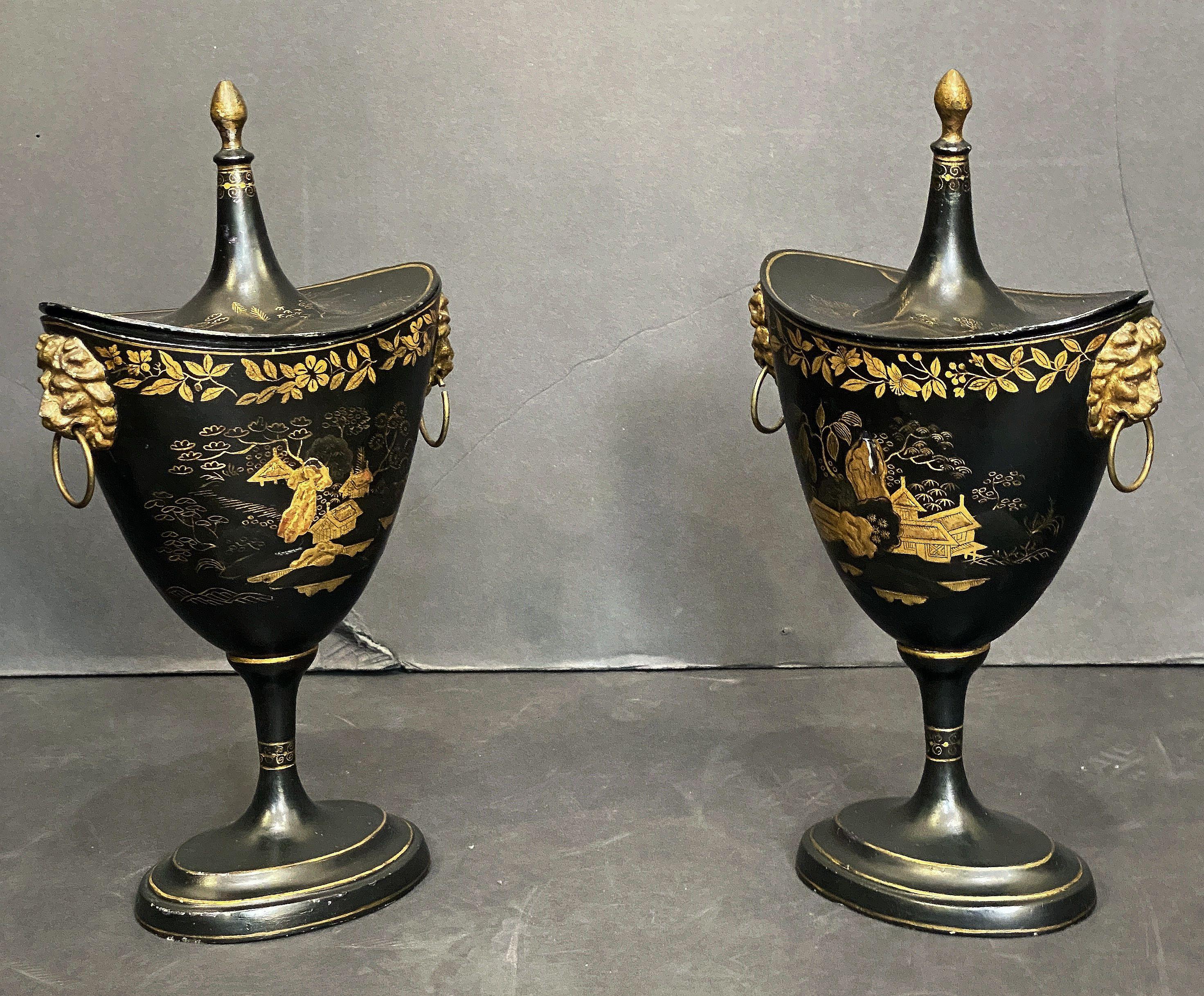 Paar aus dem frühen 19. Urnen aus Kastanienholz mit Chinoiserie-Dekoration aus Holland (Metall) im Angebot