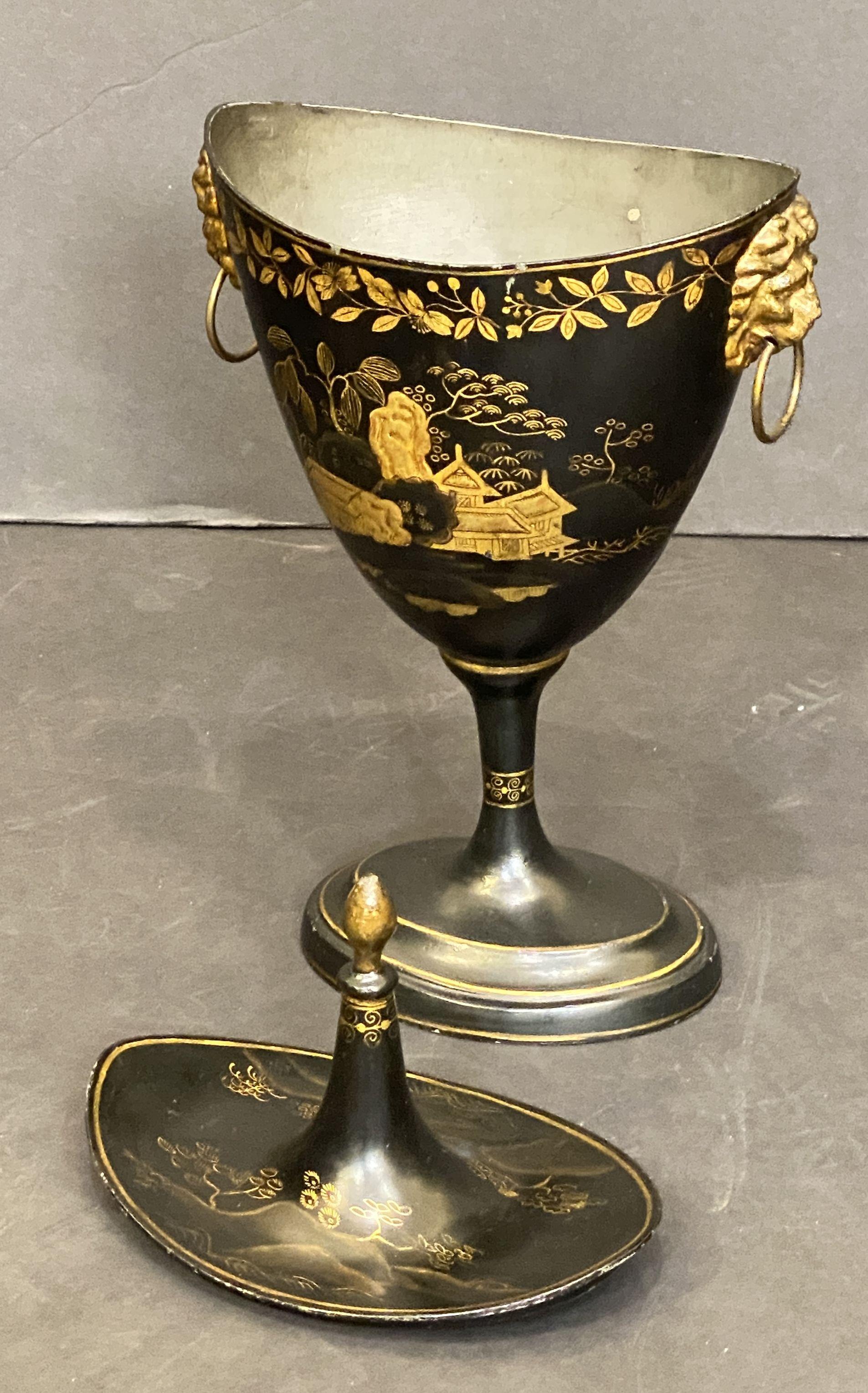 Paar aus dem frühen 19. Urnen aus Kastanienholz mit Chinoiserie-Dekoration aus Holland im Angebot 1