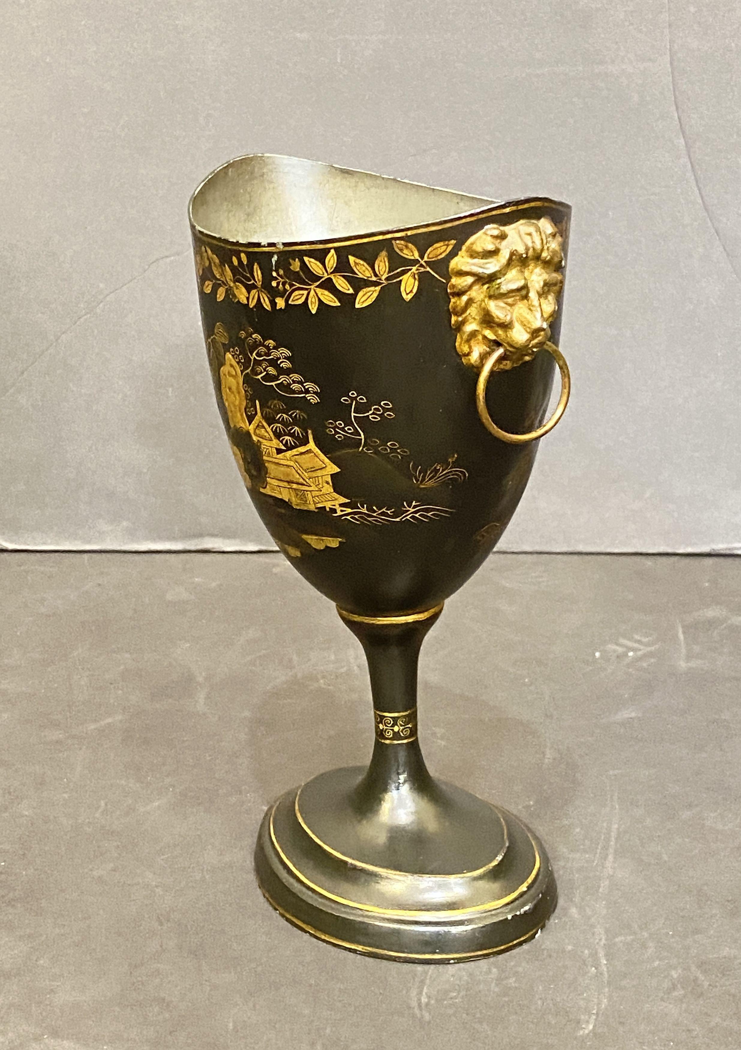 Paar aus dem frühen 19. Urnen aus Kastanienholz mit Chinoiserie-Dekoration aus Holland im Angebot 2