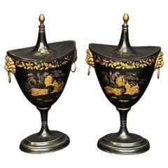 Paar aus dem frühen 19. Urnen aus Kastanienholz mit Chinoiserie-Dekoration aus Holland