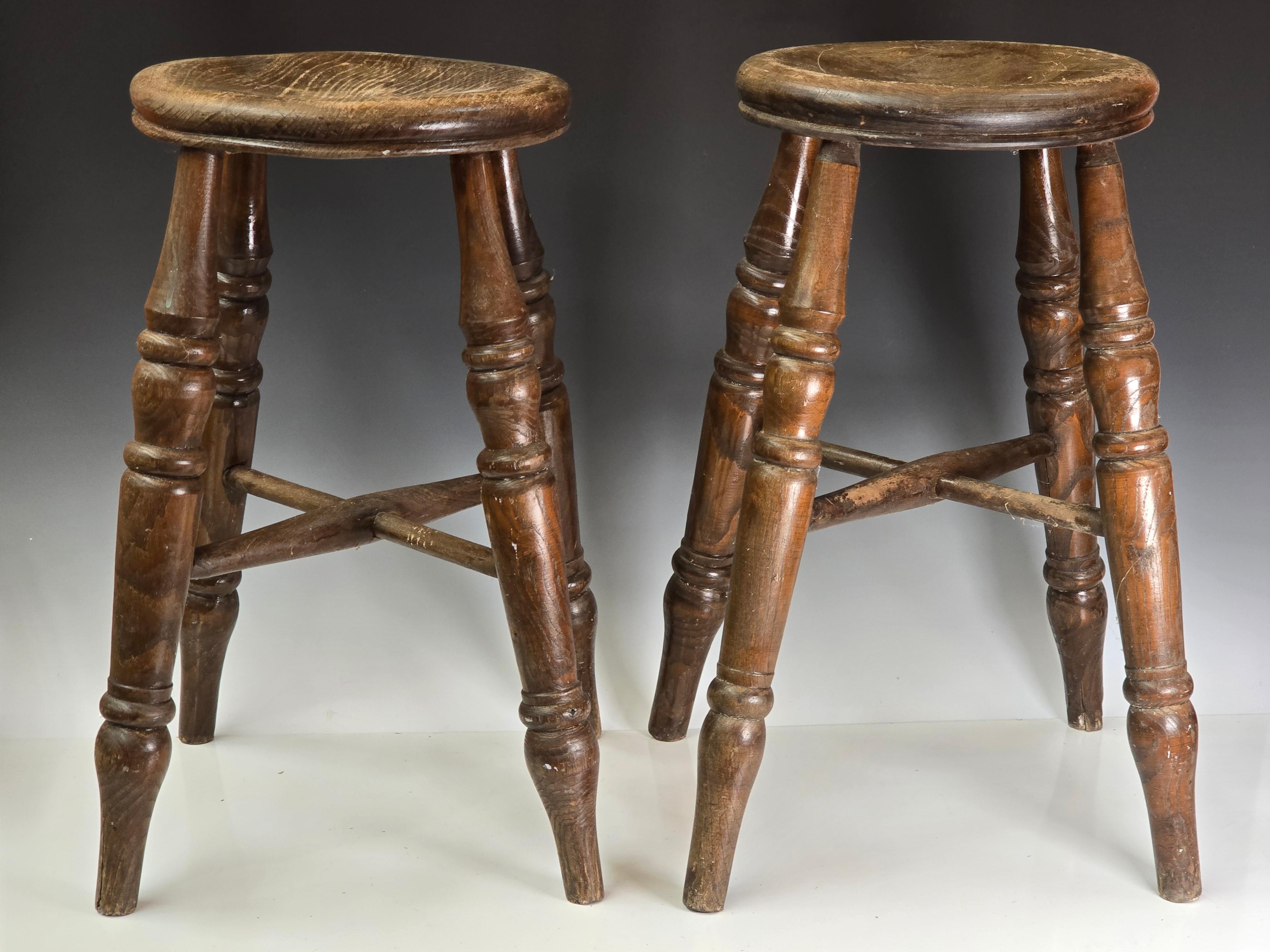 Une paire de tabourets de traite en chêne anglais du début du 19e siècle, d'une grande authenticité, avec toute la surface, l'usure et le caractère voulus. Chaque tabouret est tourné à la main avec des pieds en forme de balustre, évasés pour plus de