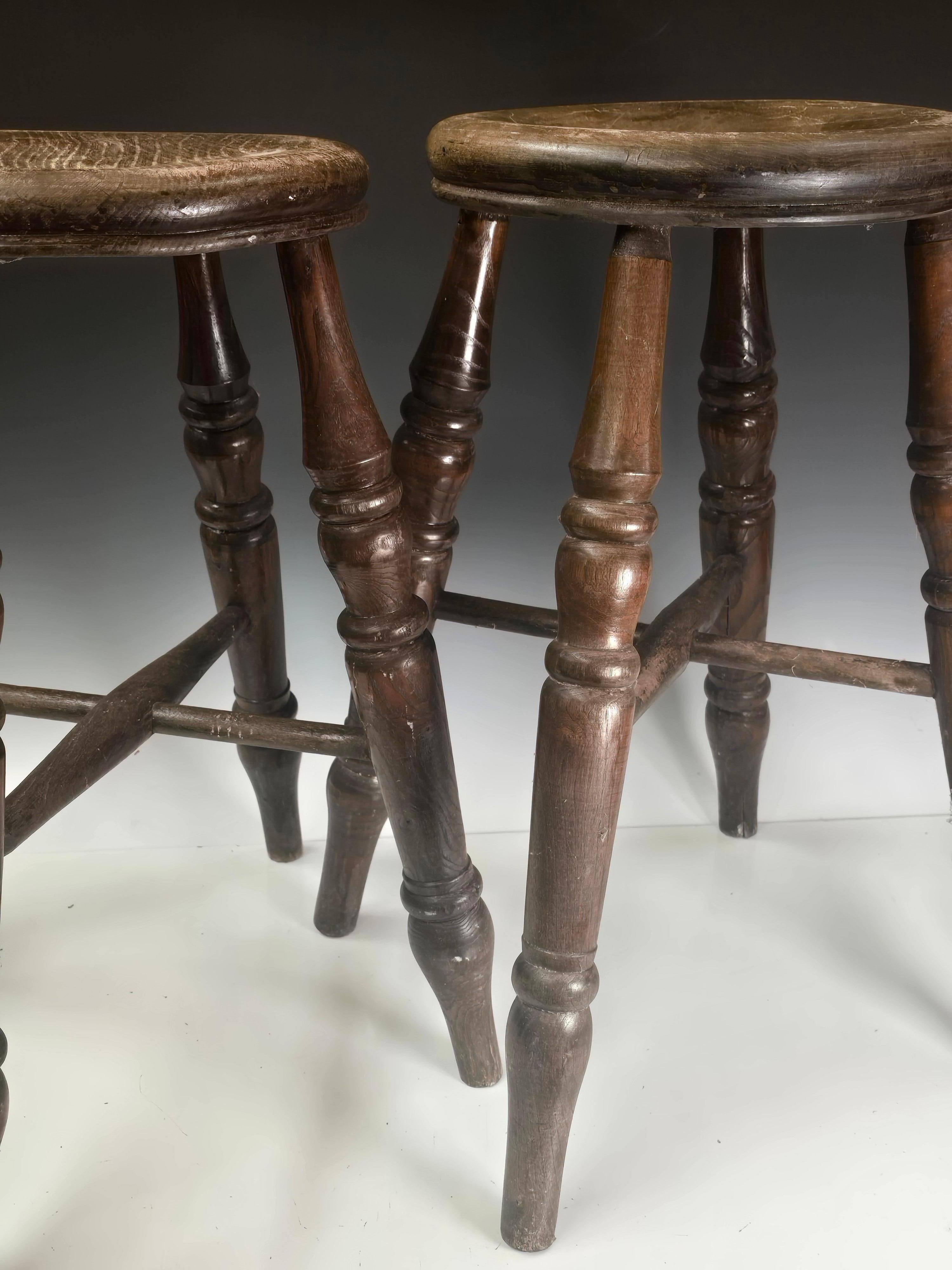 Fait main Paire de tabourets de traite en Oak du début du 19ème siècle. en vente