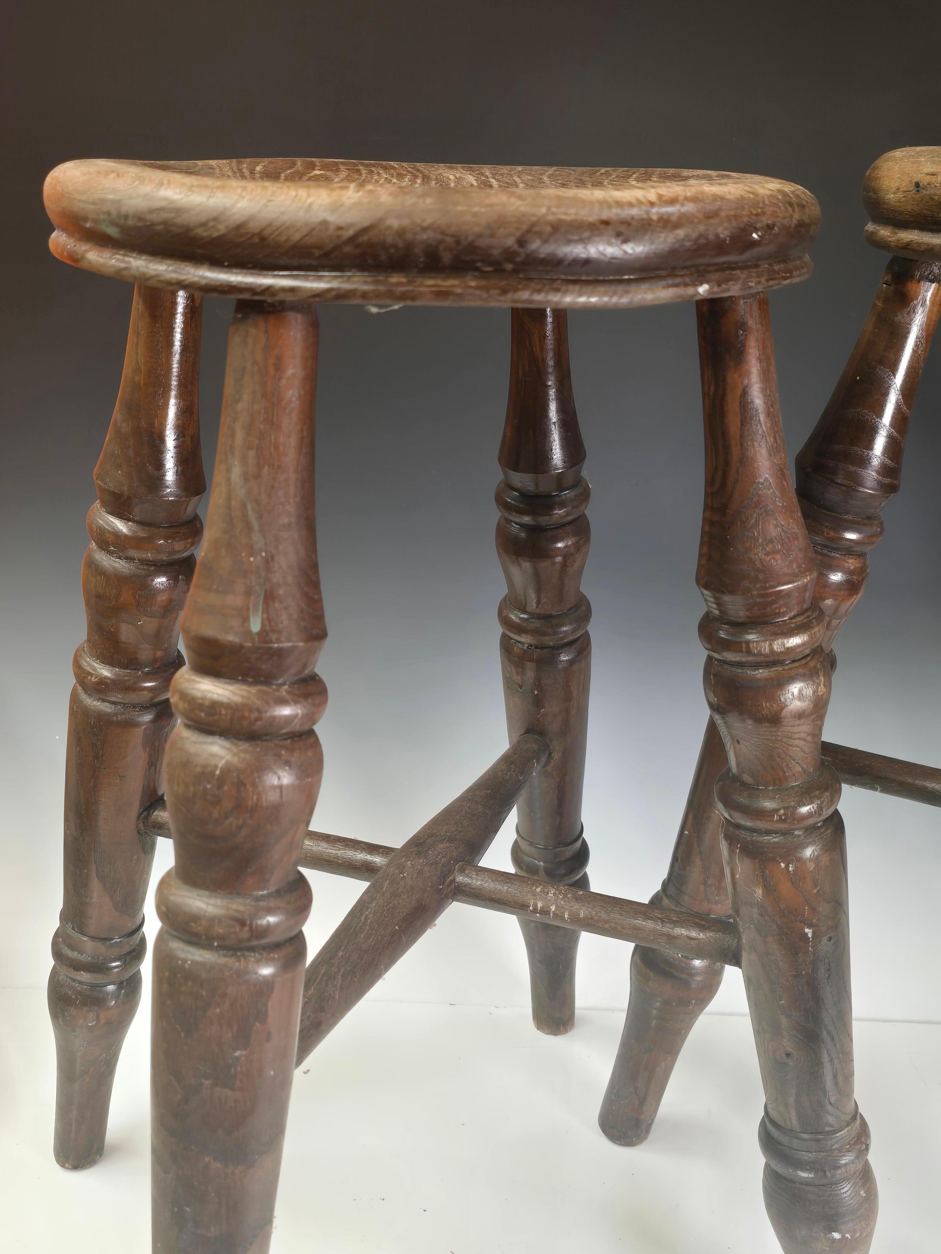 Paire de tabourets de traite en Oak du début du 19ème siècle. Bon état - En vente à Kilmarnock, VA