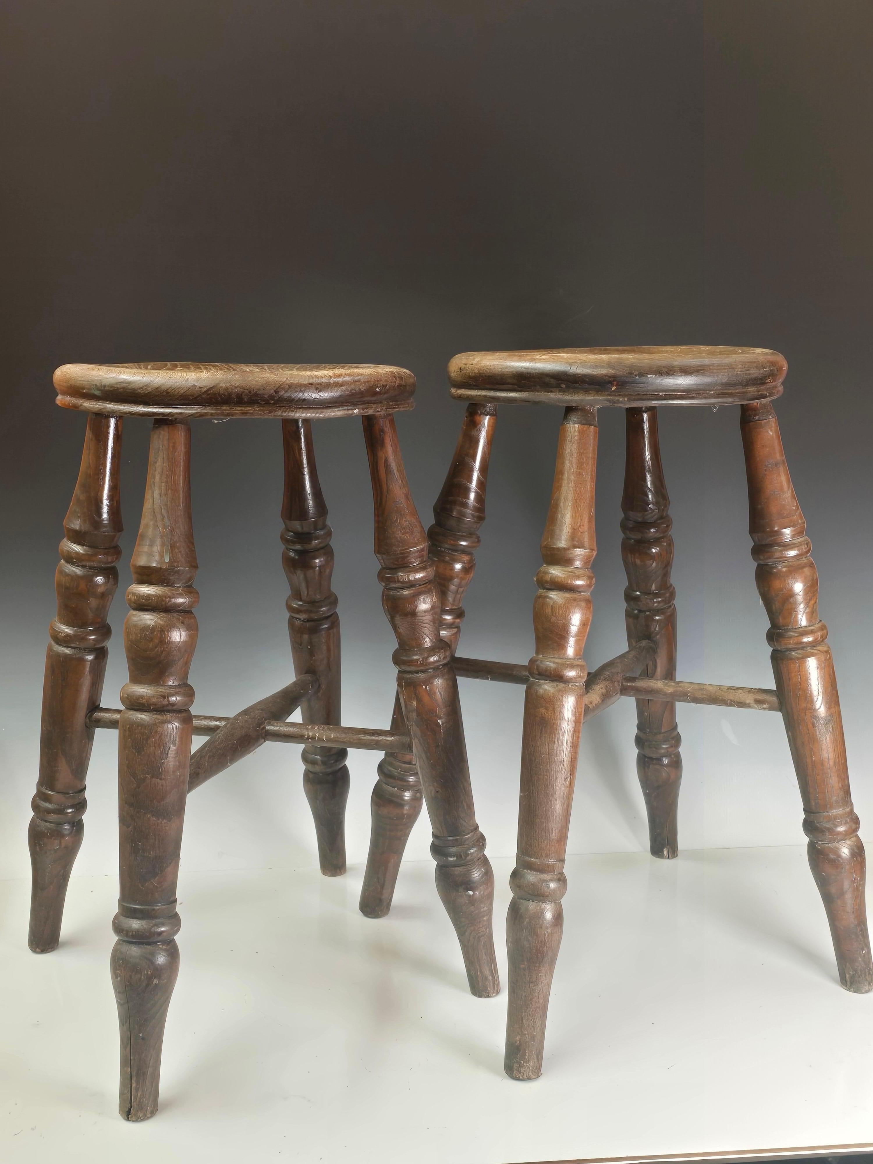 Milieu du XIXe siècle Paire de tabourets de traite en Oak du début du 19ème siècle. en vente