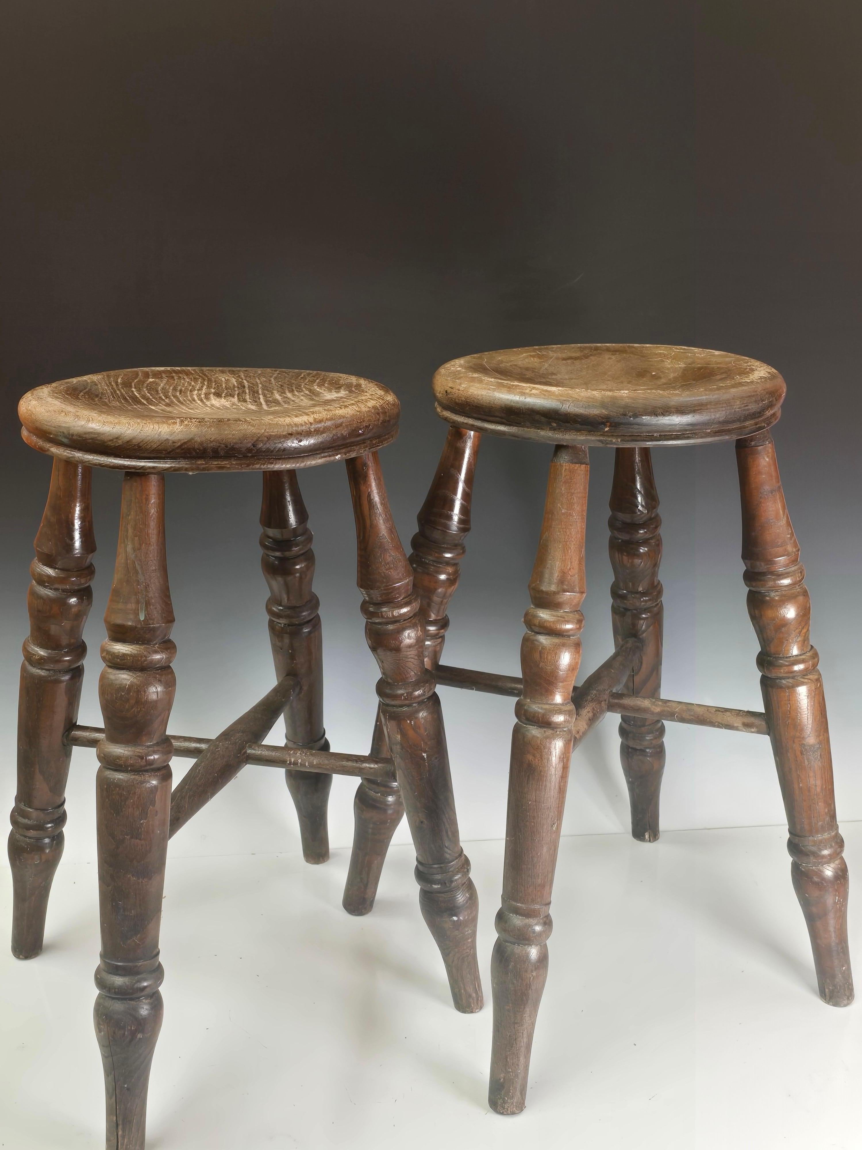 Chêne Paire de tabourets de traite en Oak du début du 19ème siècle. en vente