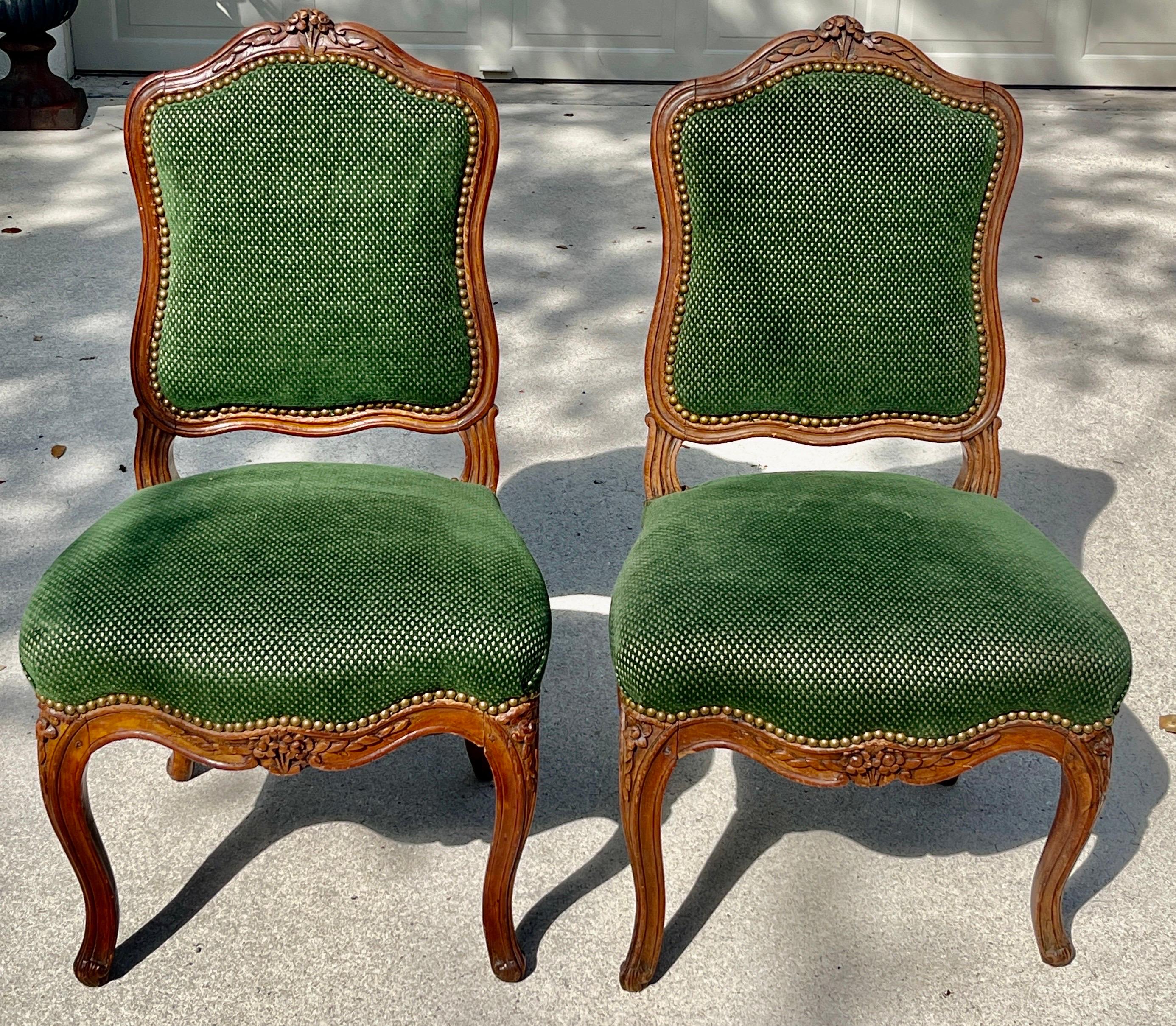 ¡Acaba de llegar!
Este maravilloso par de relojes de principios del siglo XIX es una pieza única. C Sillas Bergère francesas de estilo Luis XV talladas a mano con tapicería de terciopelo verde y cabezas de clavos. 
El terciopelo está tal como se