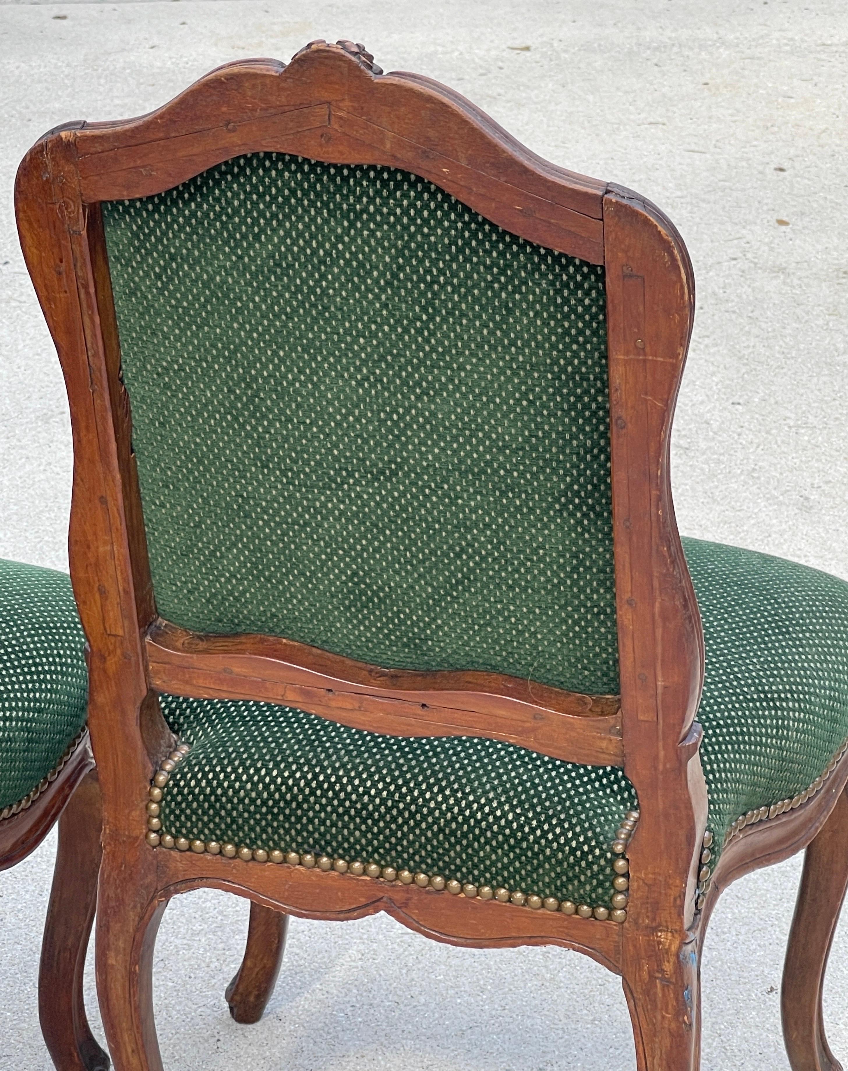 Pareja de relojes de principios del siglo XIX C Sillas Bergère Francesas Estilo Luis XV Tallado a mano en venta