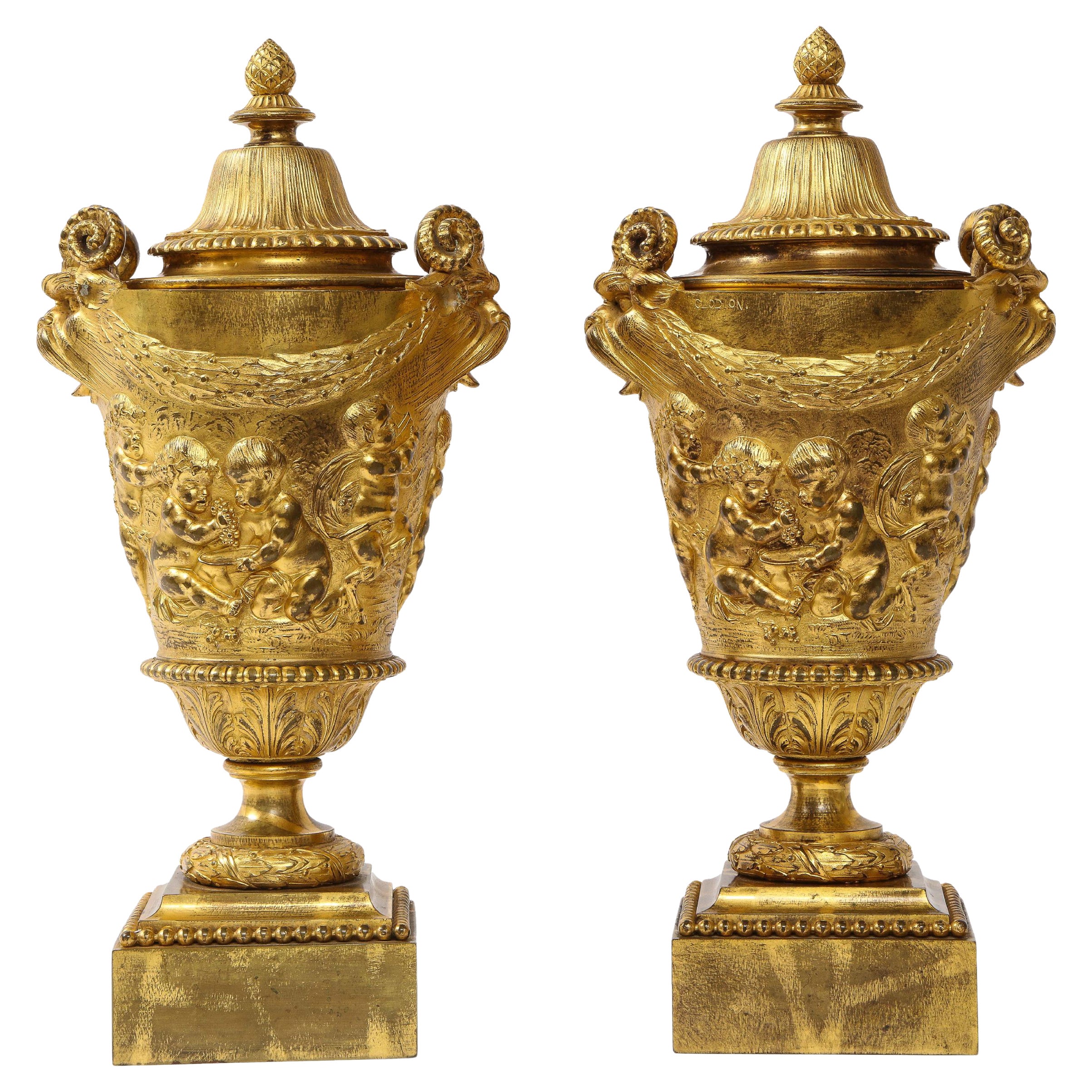 Paire de vases couverts en bronze doré A.I.C., signés Clodion