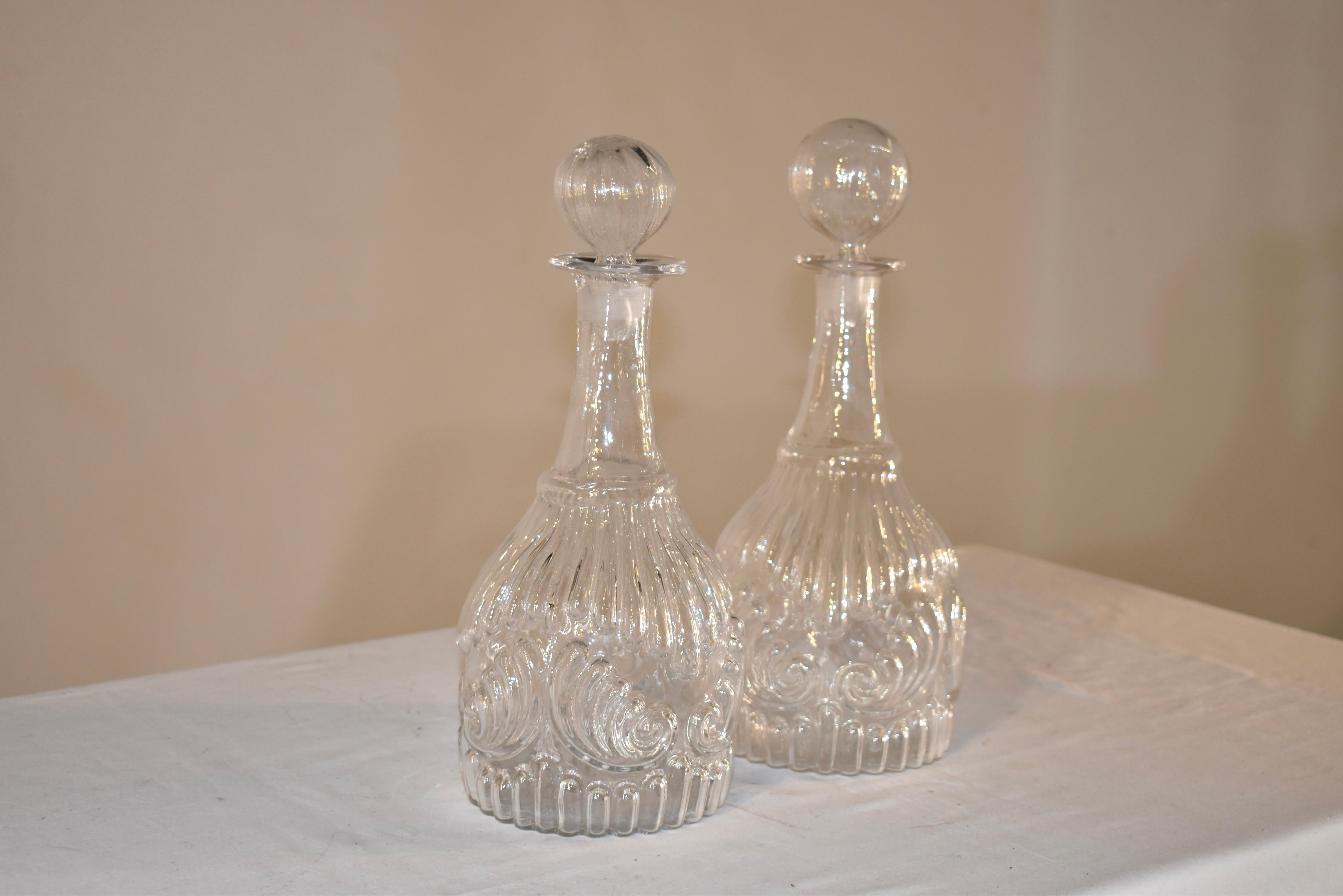 American Colonial Pair of Early 19th Century American Mold Blown Decanters For Sale