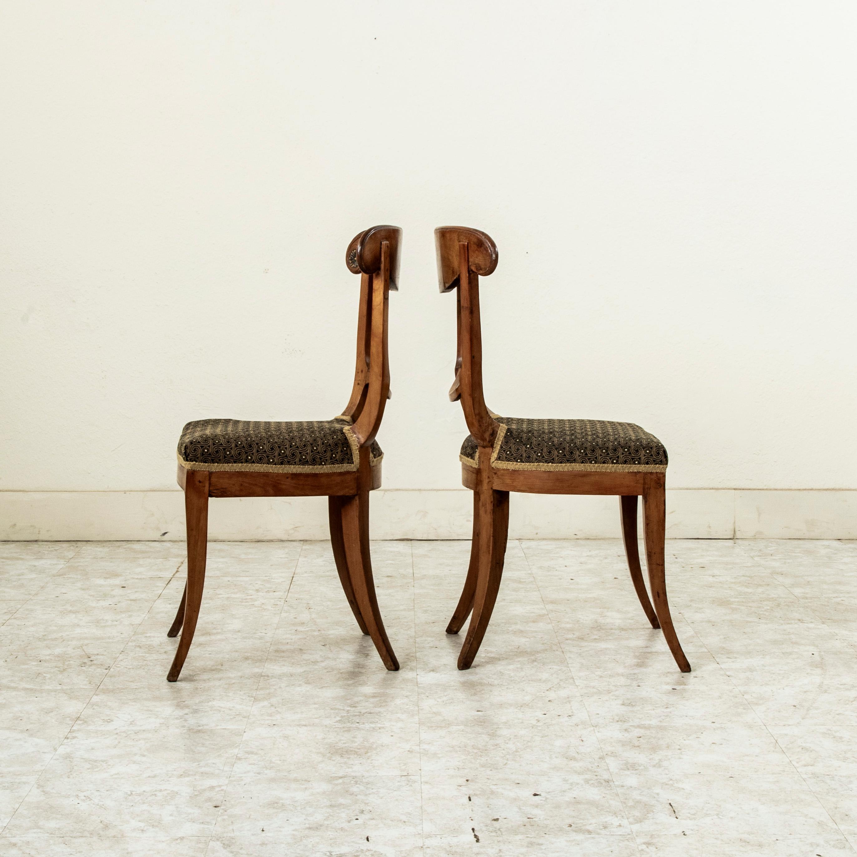 Pair of Early 19th Century Austrian Biedermeier Walnut Side Chairs In Good Condition For Sale In Fayetteville, AR
