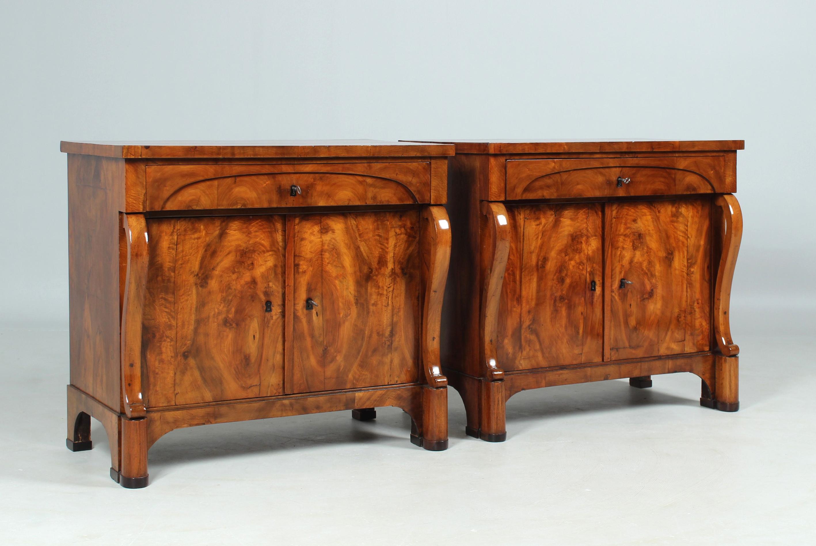 Pair of Biedermeier chests of drawers or sideboards

South Germany (Baden)
Walnut
Biedermeier around 1825

Dimensions: H x W x D: 84 x 92 x 51 cm each

Description:
Extremely rare pair of two identical sideboards in walnut veneered on softwood.

The