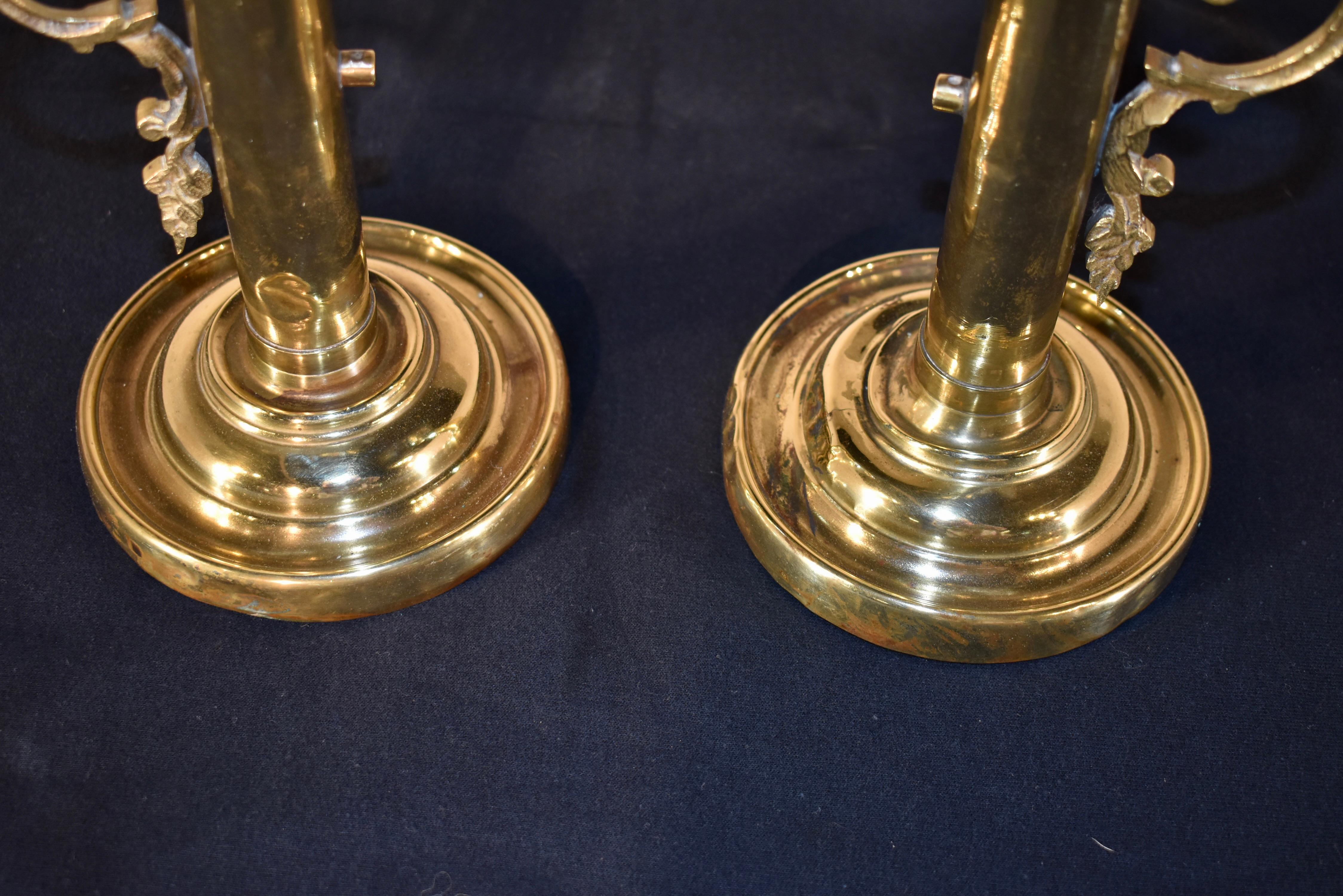 Coppia di candelieri in ottone dell'inizio del XIX secolo con uragani incisi in vendita 7