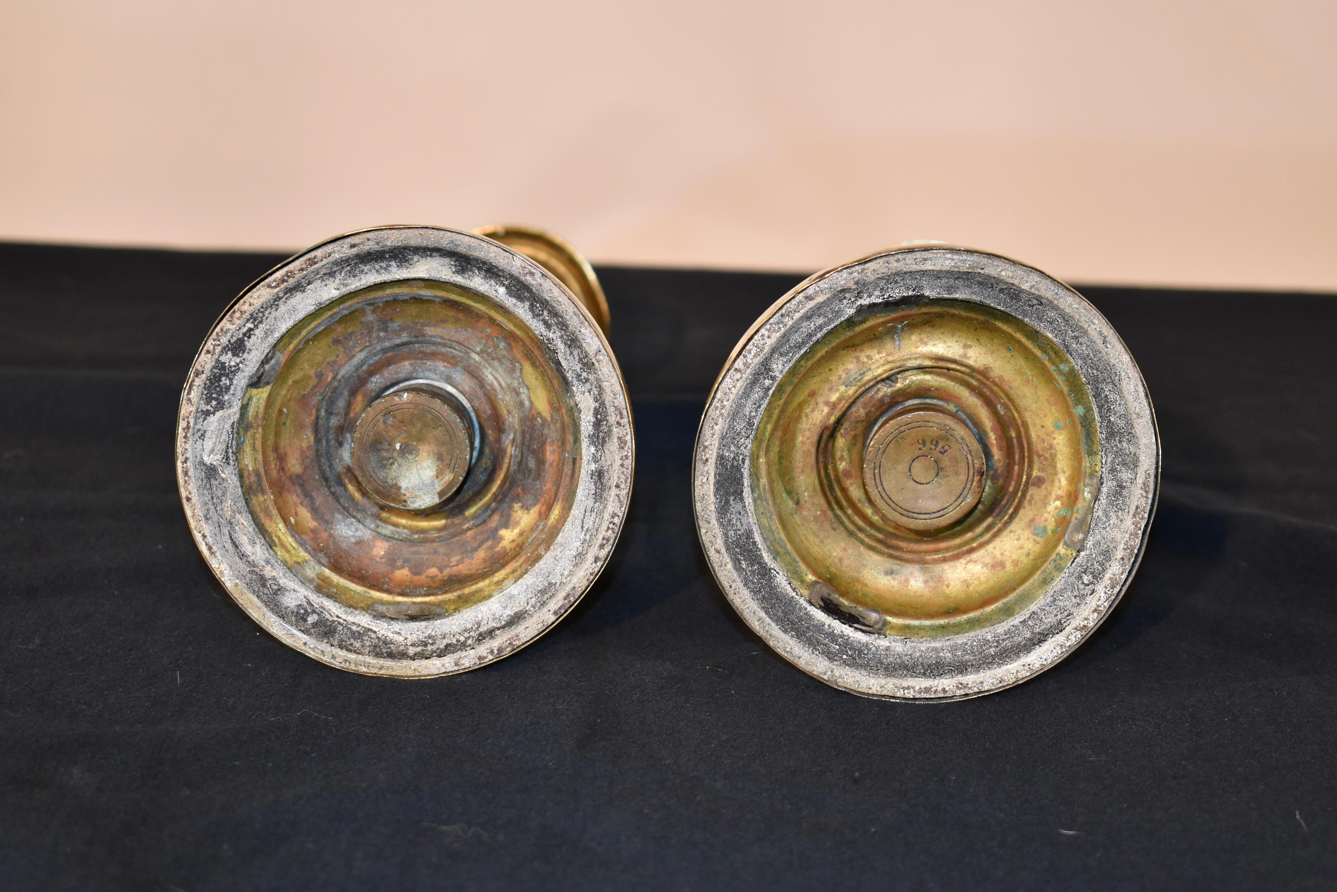 Coppia di candelieri in ottone dell'inizio del XIX secolo con uragani incisi in vendita 8