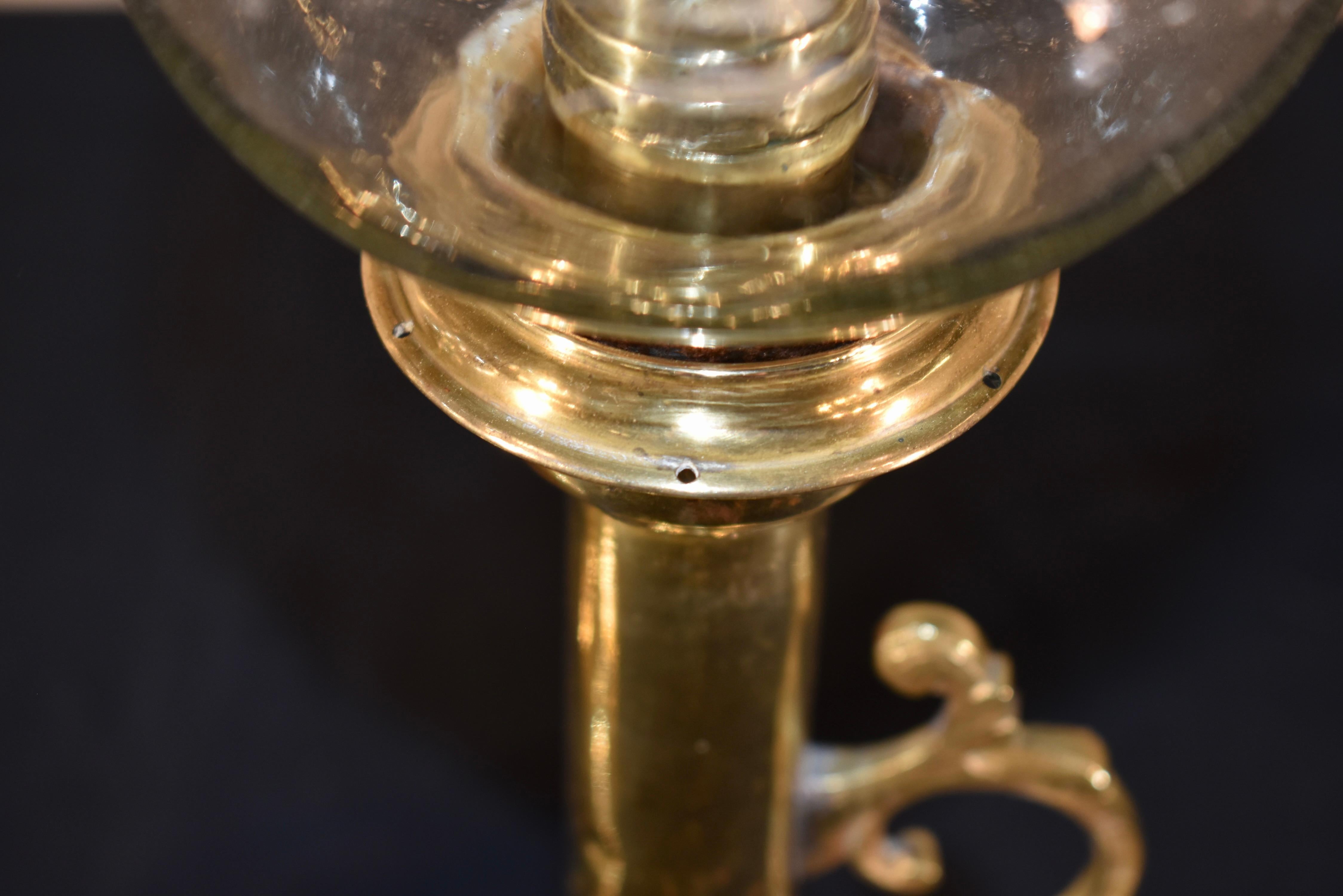 Coppia di candelieri in ottone dell'inizio del XIX secolo con uragani incisi in vendita 10
